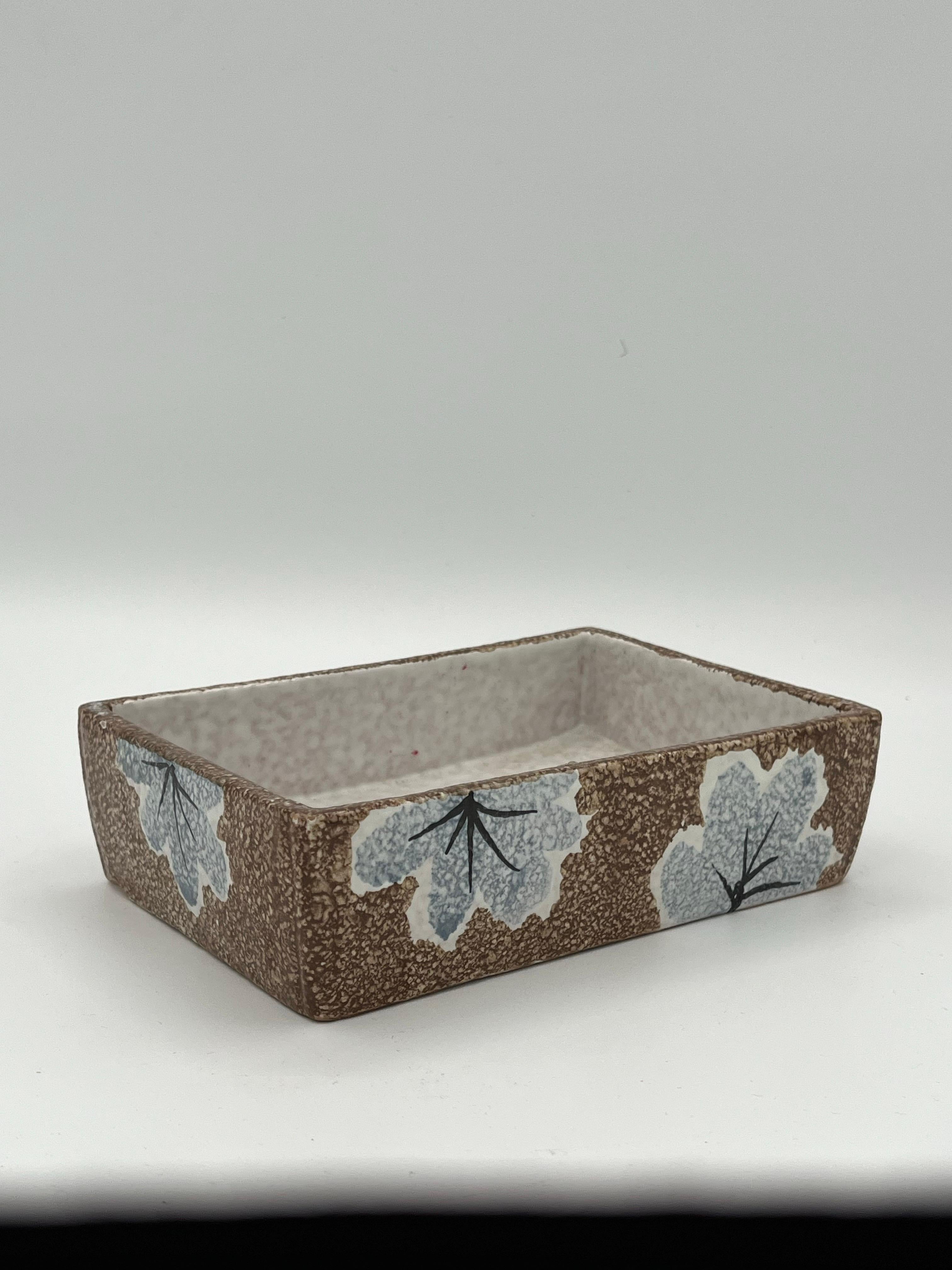 Bellissimo piatto o cestino in ceramica smaltata della metà del secolo. Favolosa combinazione di colori della natura tenui con motivi floreali. Italia.