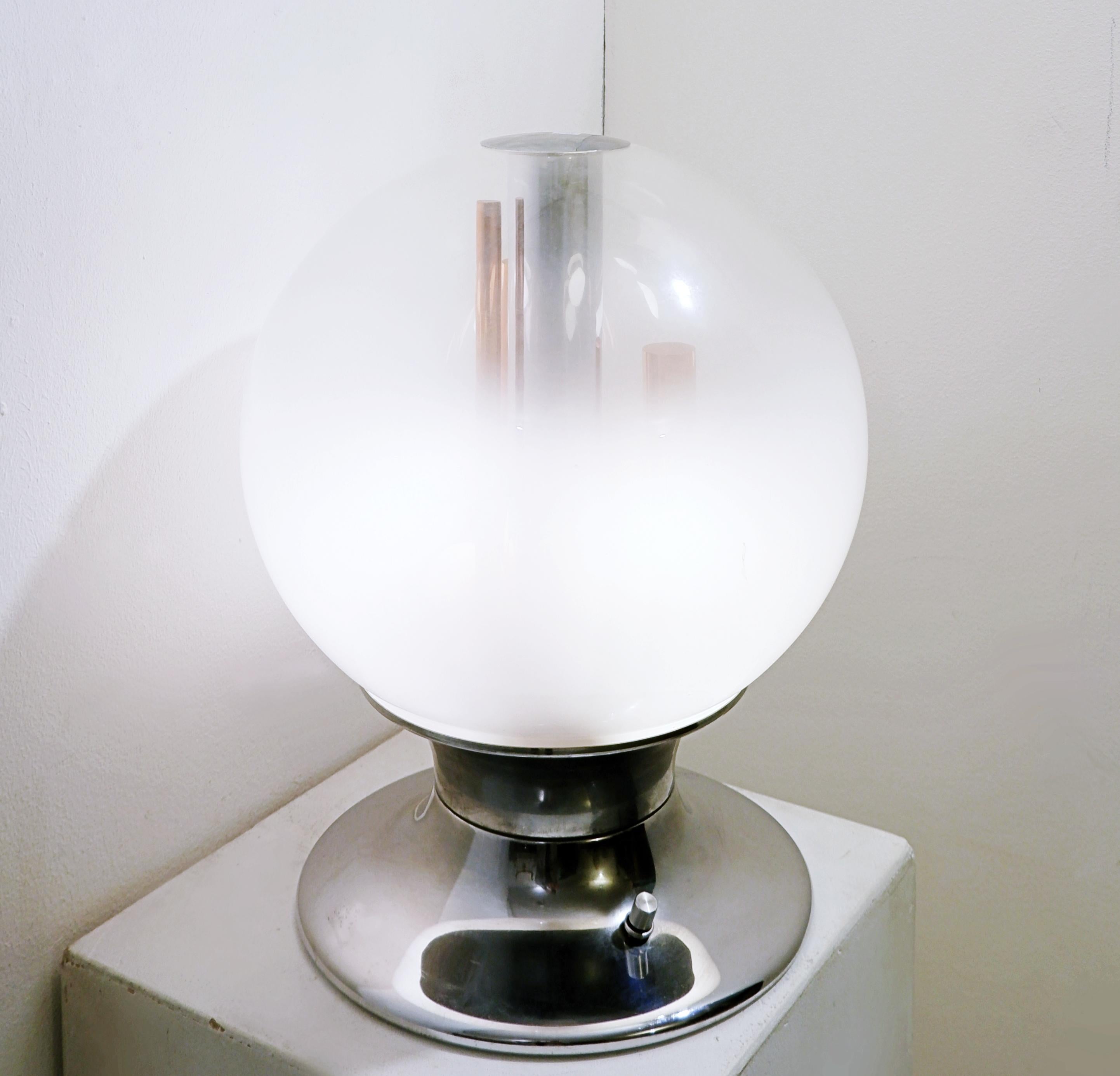Lampe de table à globe italienne du milieu du siècle dernier par Angelo Brotto - Murano années 1960 Bon état - En vente à Brussels , BE