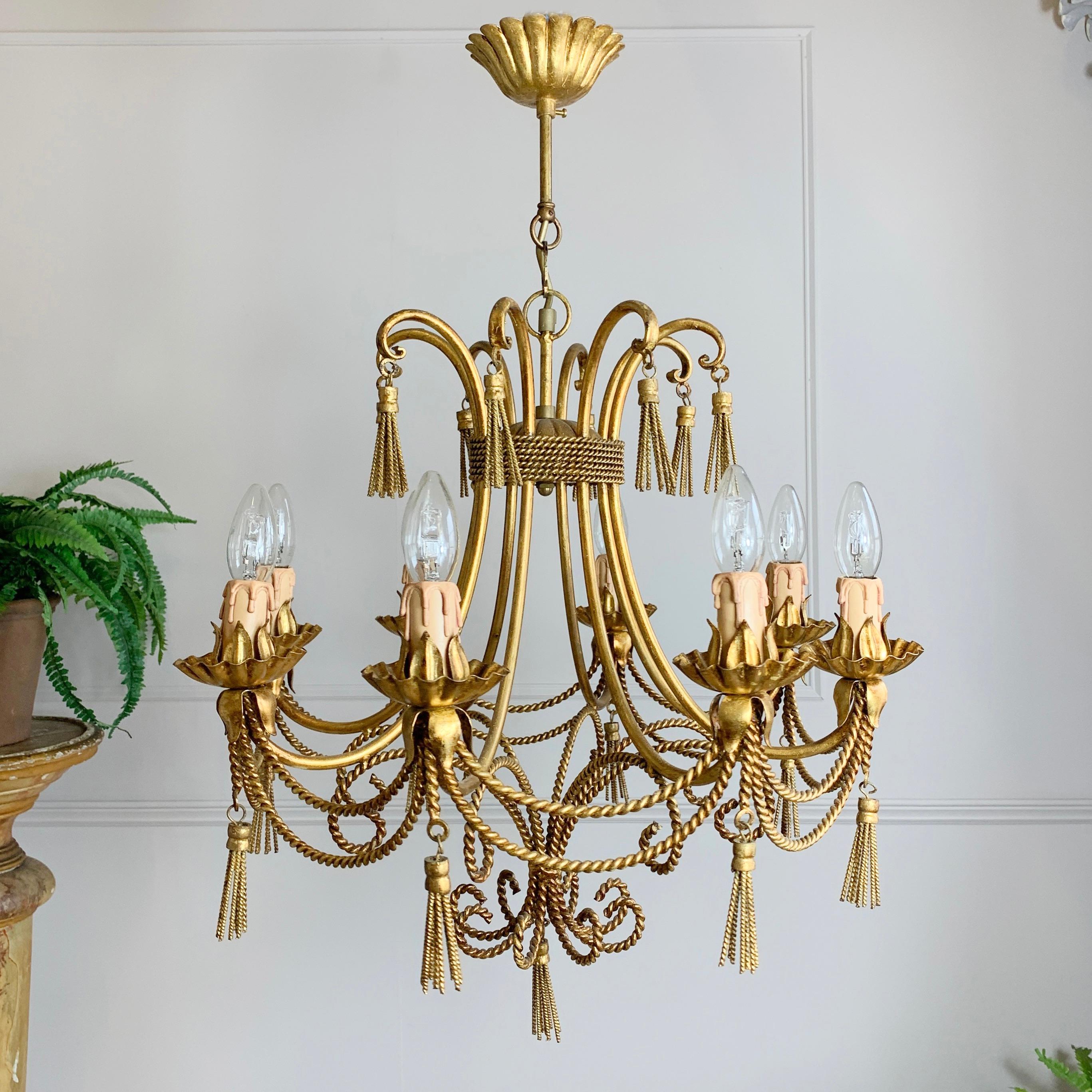 Araña italiana de cuerda y borlas doradas de mediados de siglo Dorado en venta