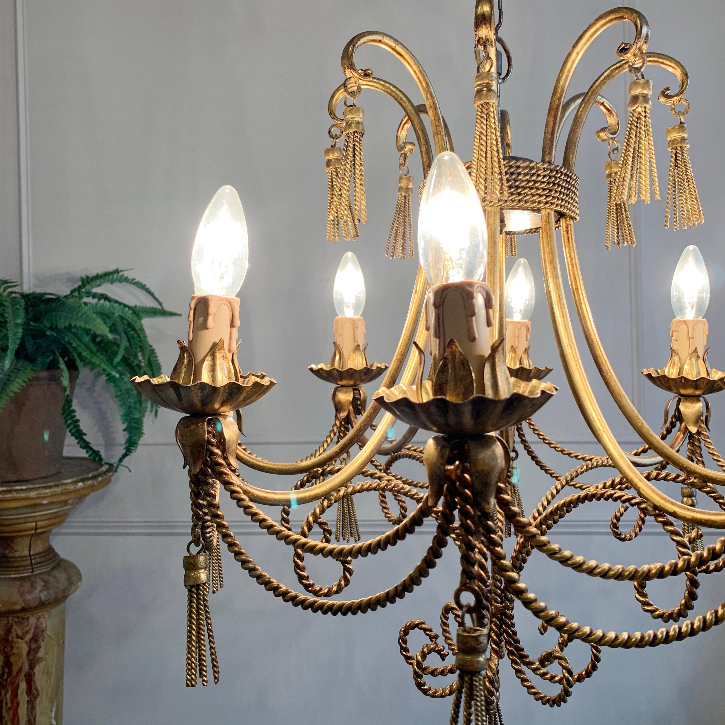 Araña italiana de cuerda y borlas doradas de mediados de siglo Metal en venta