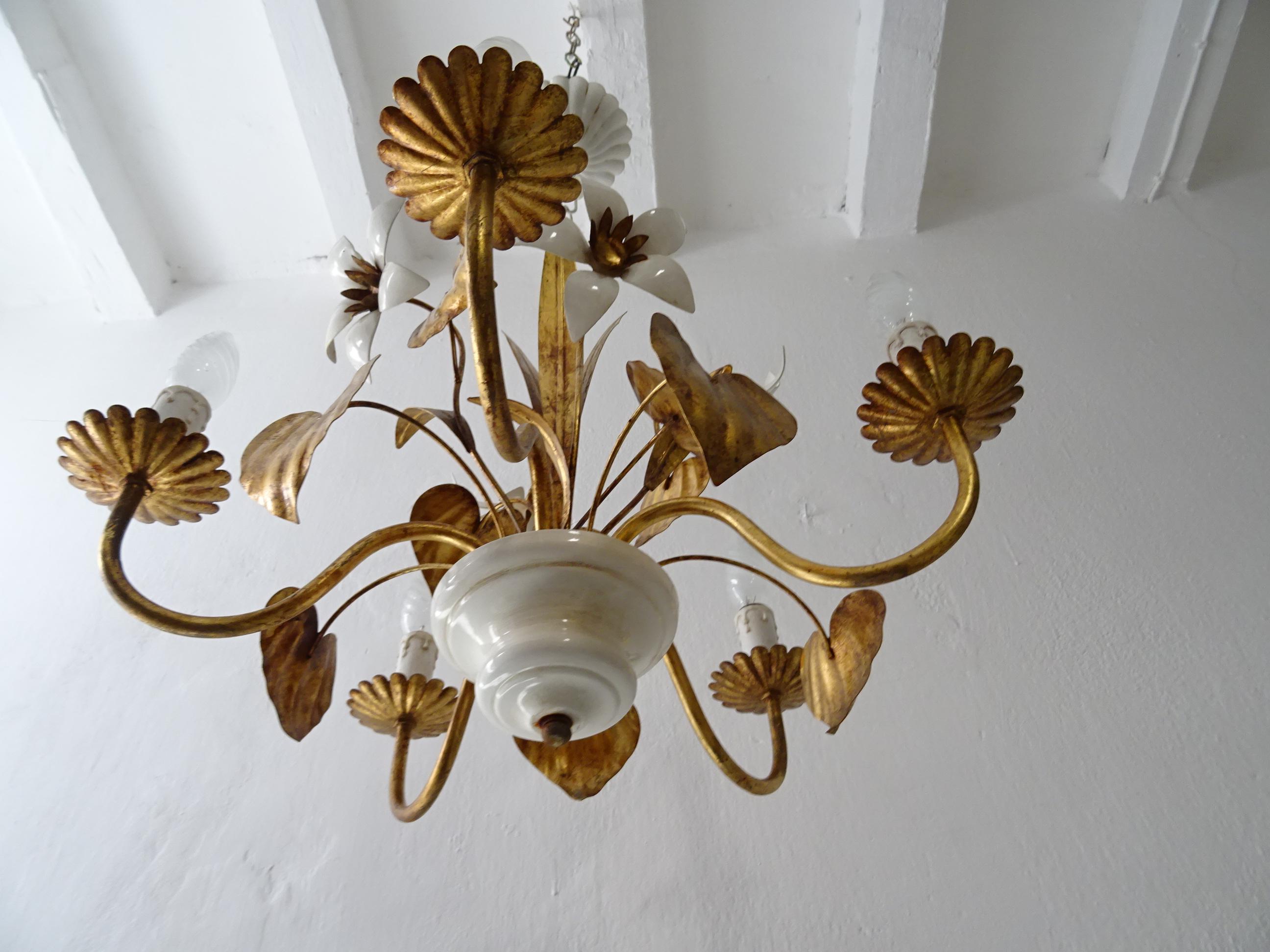 Mid-Century Italian Gold & White Hollywood Regency Flower Chandelier, c 1950 In Good Condition For Sale In Modena (MO), Modena (Mo)