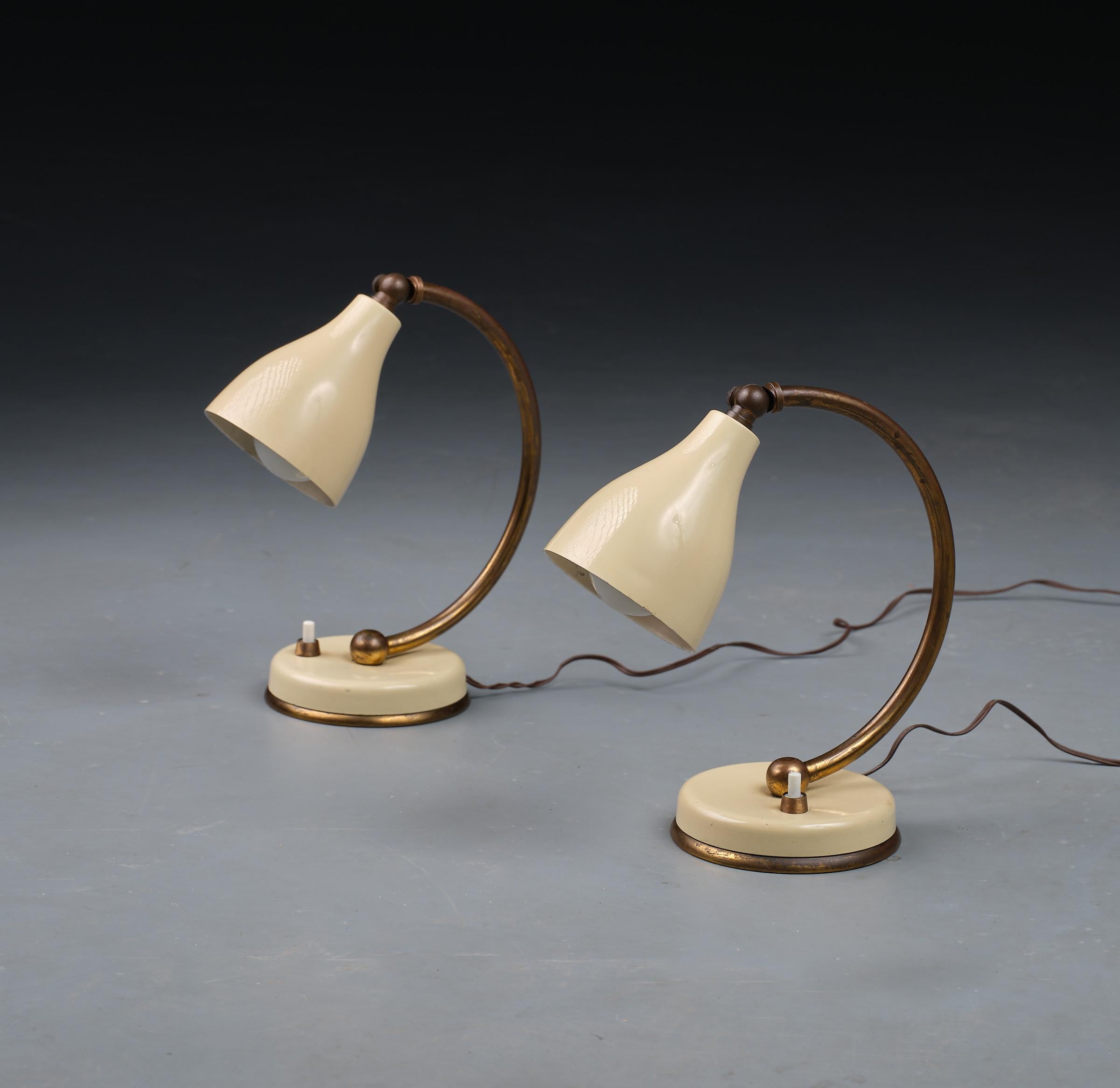 Mid-Century Italian Grace: Adjustable Cream and Brass Table Lamps In Good Condition For Sale In Rome, IT