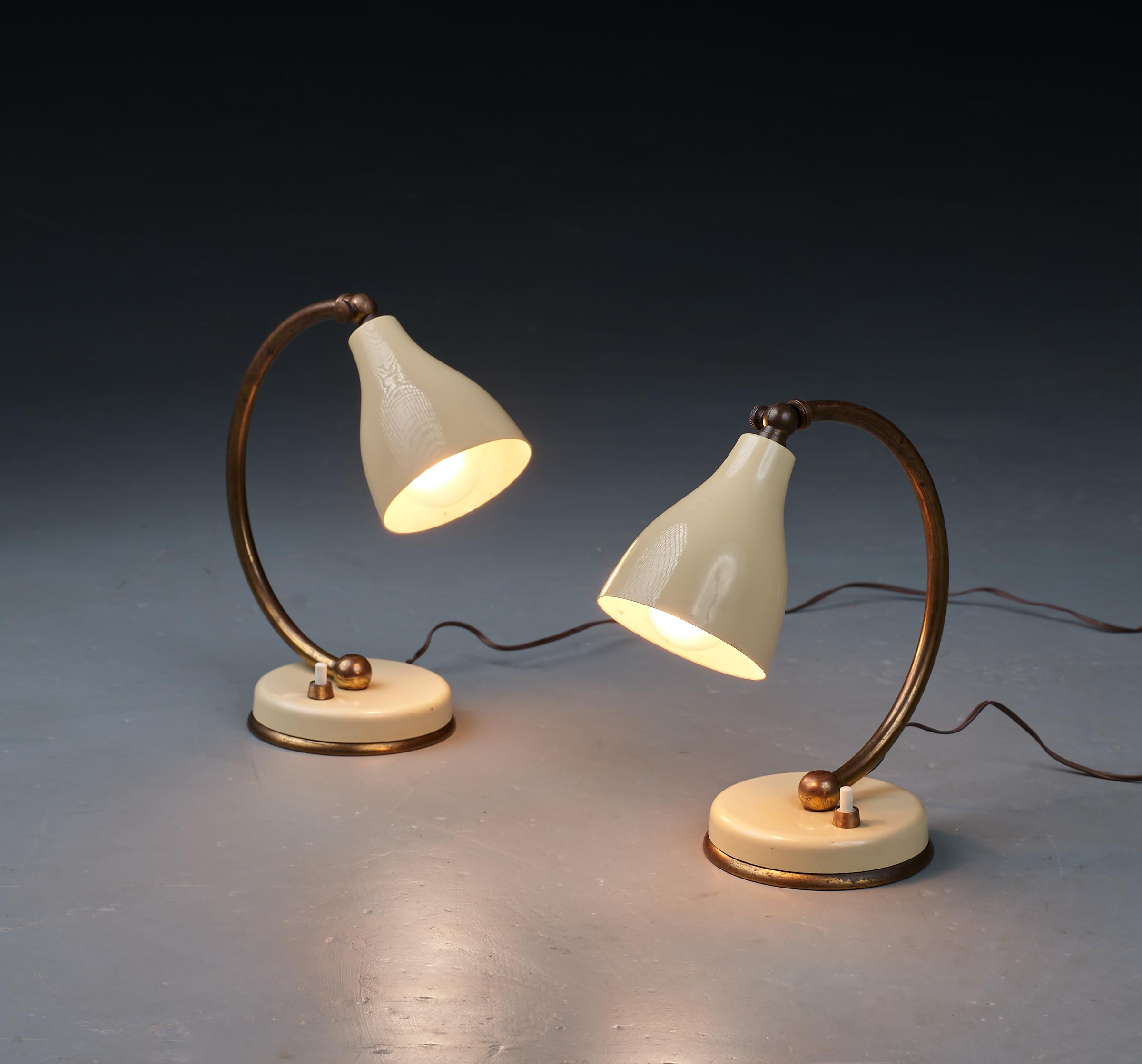 Mid-Century Italian Grace: Adjustable Cream and Brass Table Lamps For Sale 1