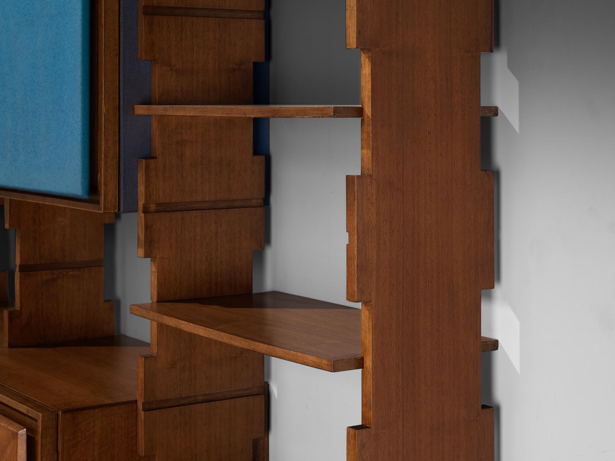 Parete attrezzata Mid-Century Italian Grand in noce con inserti blu in vendita 3