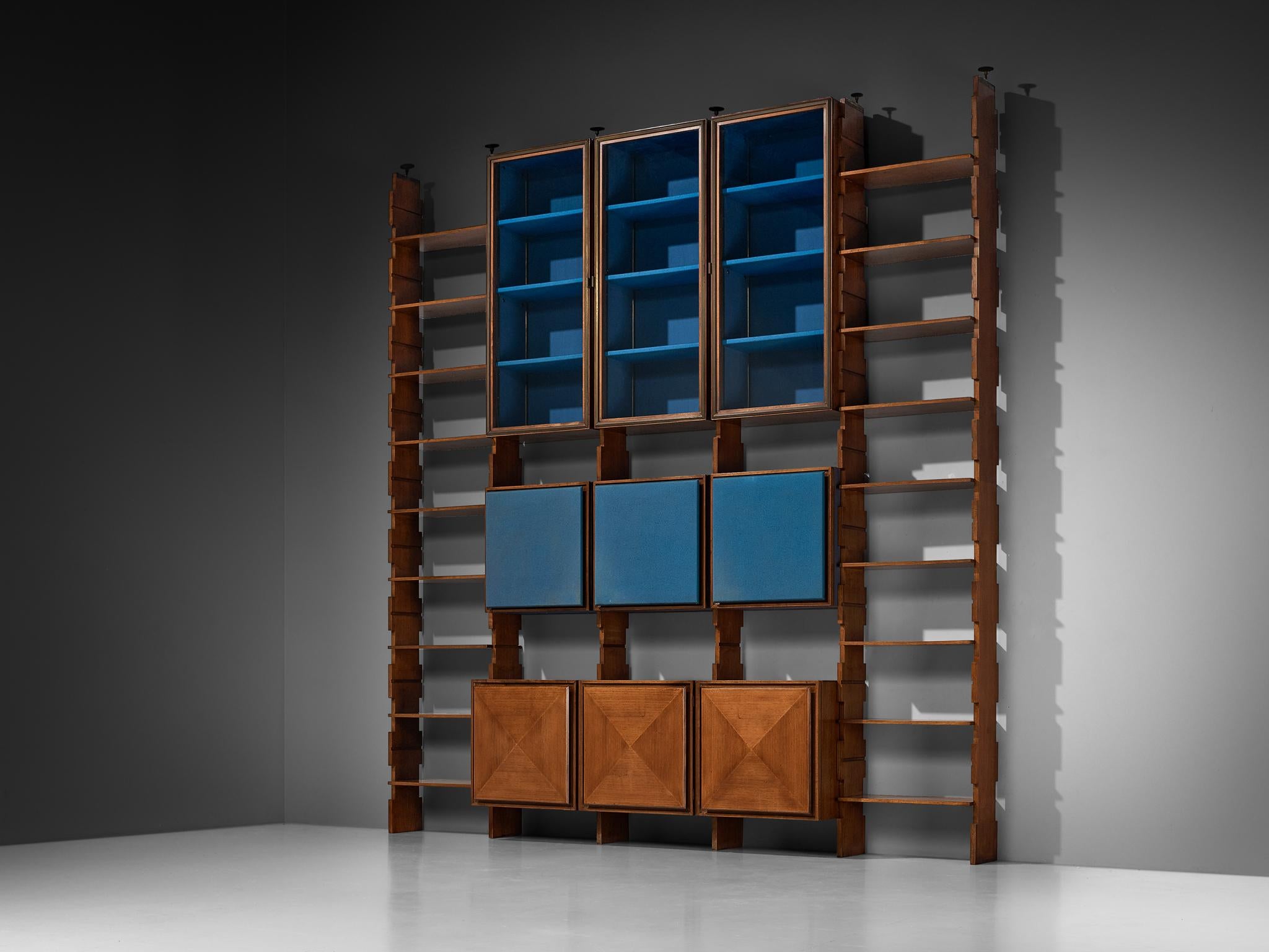 Grande parete attrezzata o libreria, noce, tessuto, vetro, Italia, anni '50

Un mobile da parete imponente e monumentale realizzato in Italia negli anni Cinquanta. Realizzato in splendido legno di noce, questo imponente pezzo mette in mostra la