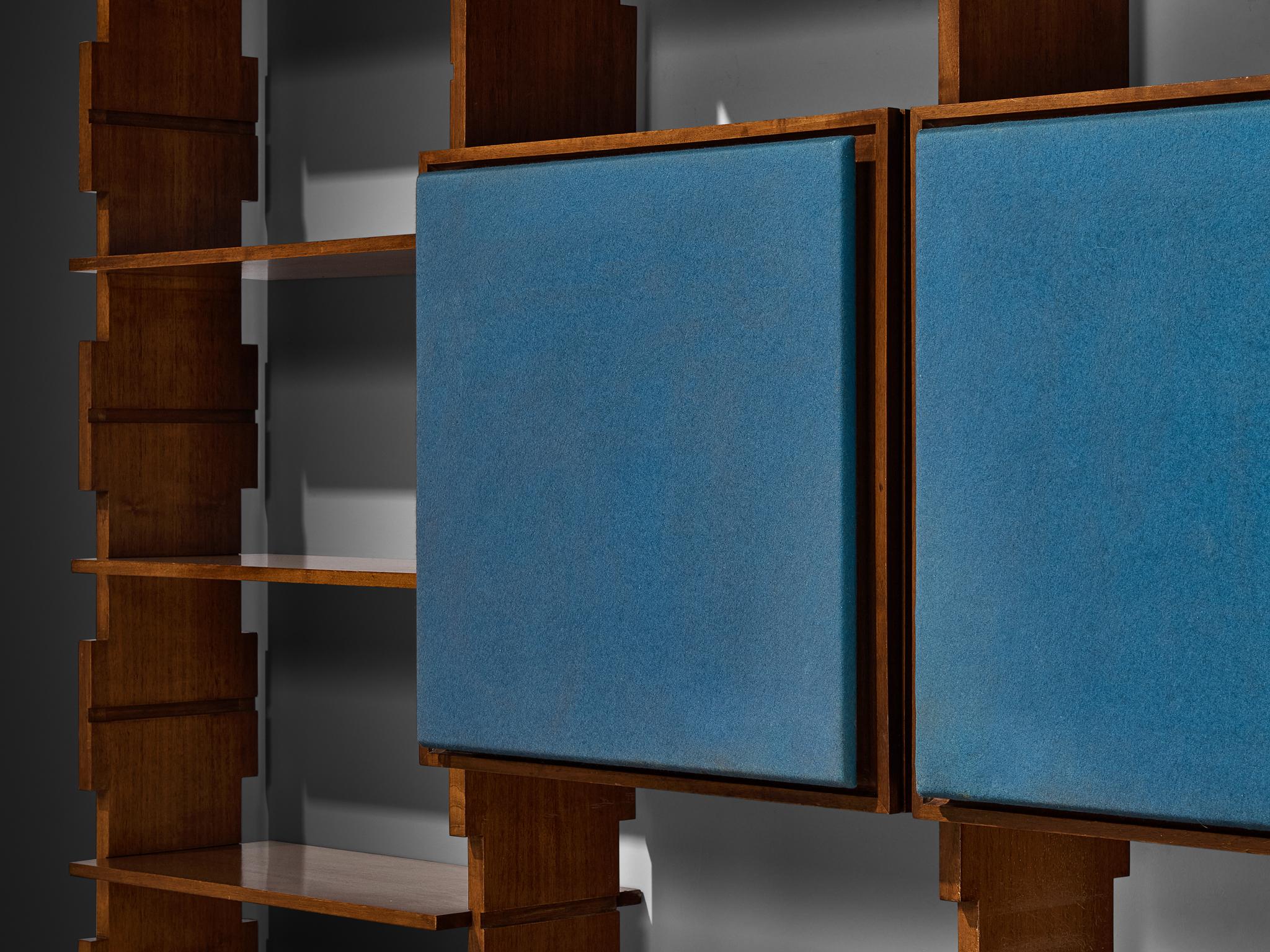 Italiano Parete attrezzata Mid-Century Italian Grand in noce con inserti blu in vendita