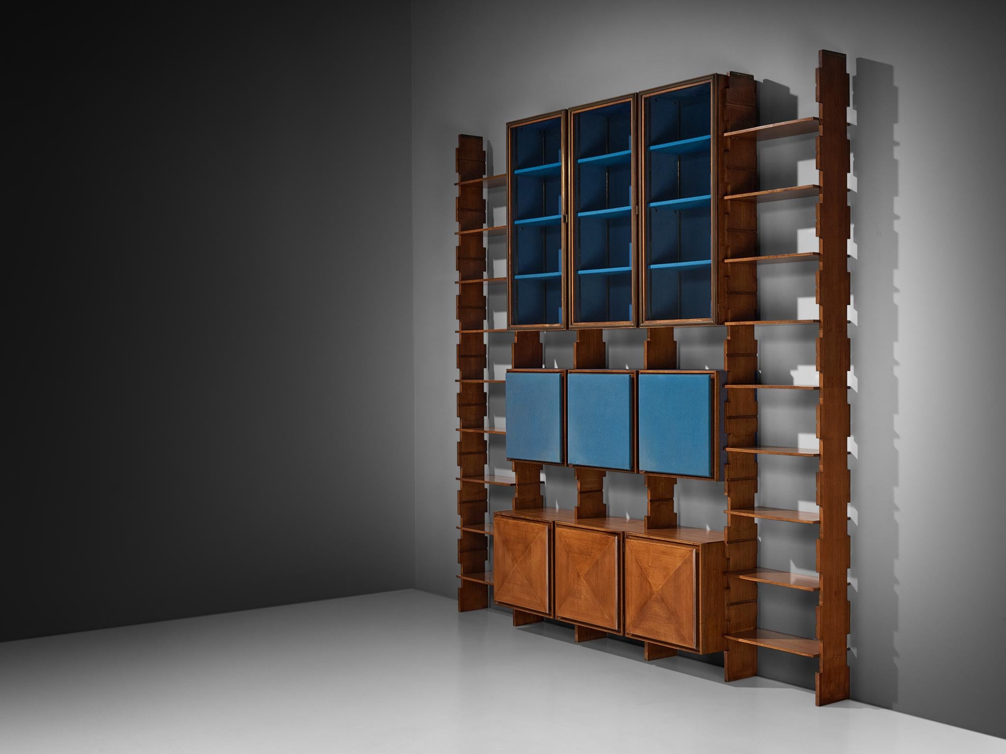 Parete attrezzata Mid-Century Italian Grand in noce con inserti blu in vendita 2