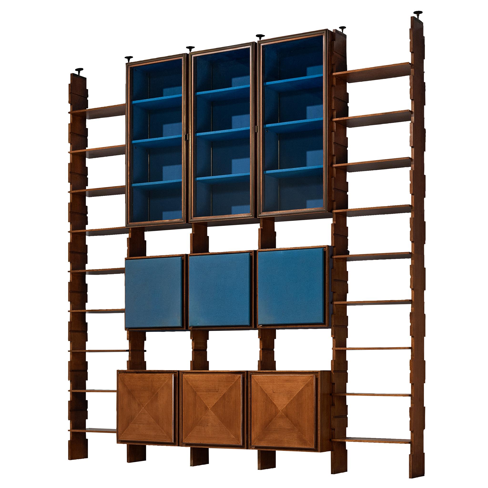 Parete attrezzata Mid-Century Italian Grand in noce con inserti blu in vendita
