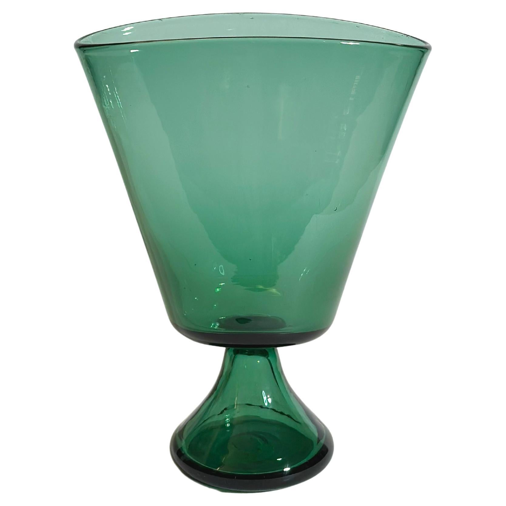 Jarrón con pedestal de cristal verde de mediados de siglo, Empoli Vetro Verde, Italia, 1950