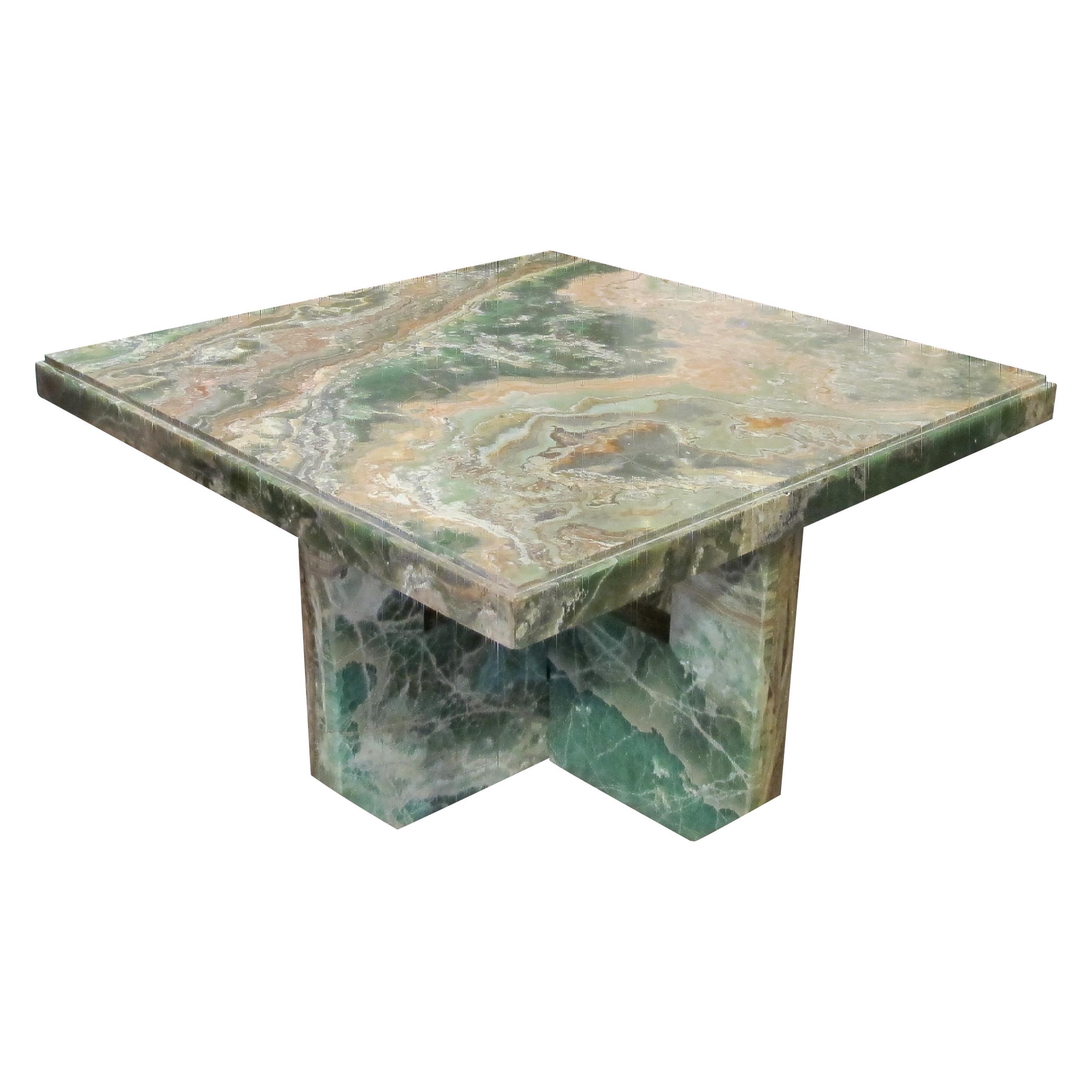 Table basse carrée italienne du milieu du siècle en marbre vert. La table présente un plateau carré remarquable avec des veines naturelles et complexes dans des tons de vert, de blanc et des touches de brun, ce qui lui confère un attrait élégant et