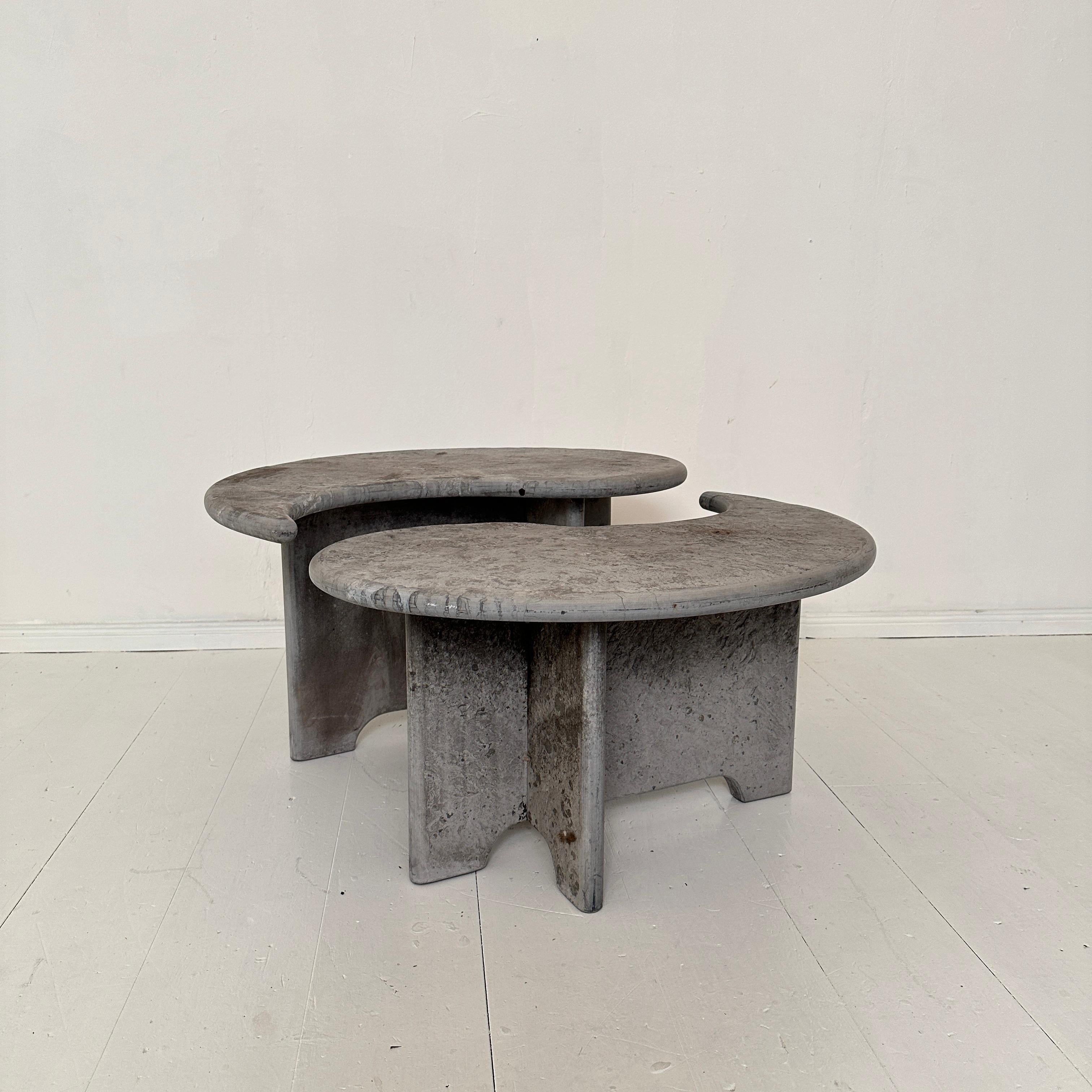 Questo tavolino grigio della metà del secolo scorso, creato intorno al 1970, incarna l'etica innovativa del design dell'epoca con un motivo unico di Yin e Yang. Realizzato in calcestruzzo, la forma robusta e scultorea del tavolo mostra un'armoniosa