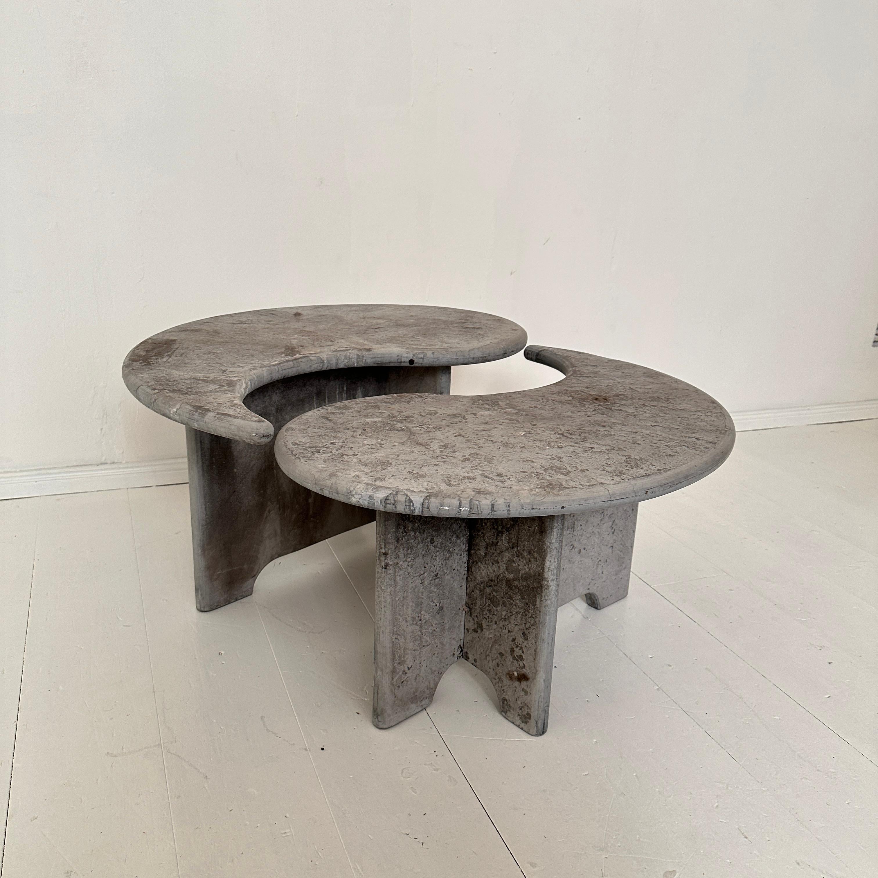 Metà XX secolo Tavolino da caffè Yang e Yang in calcestruzzo grigio, circa 1970 in vendita