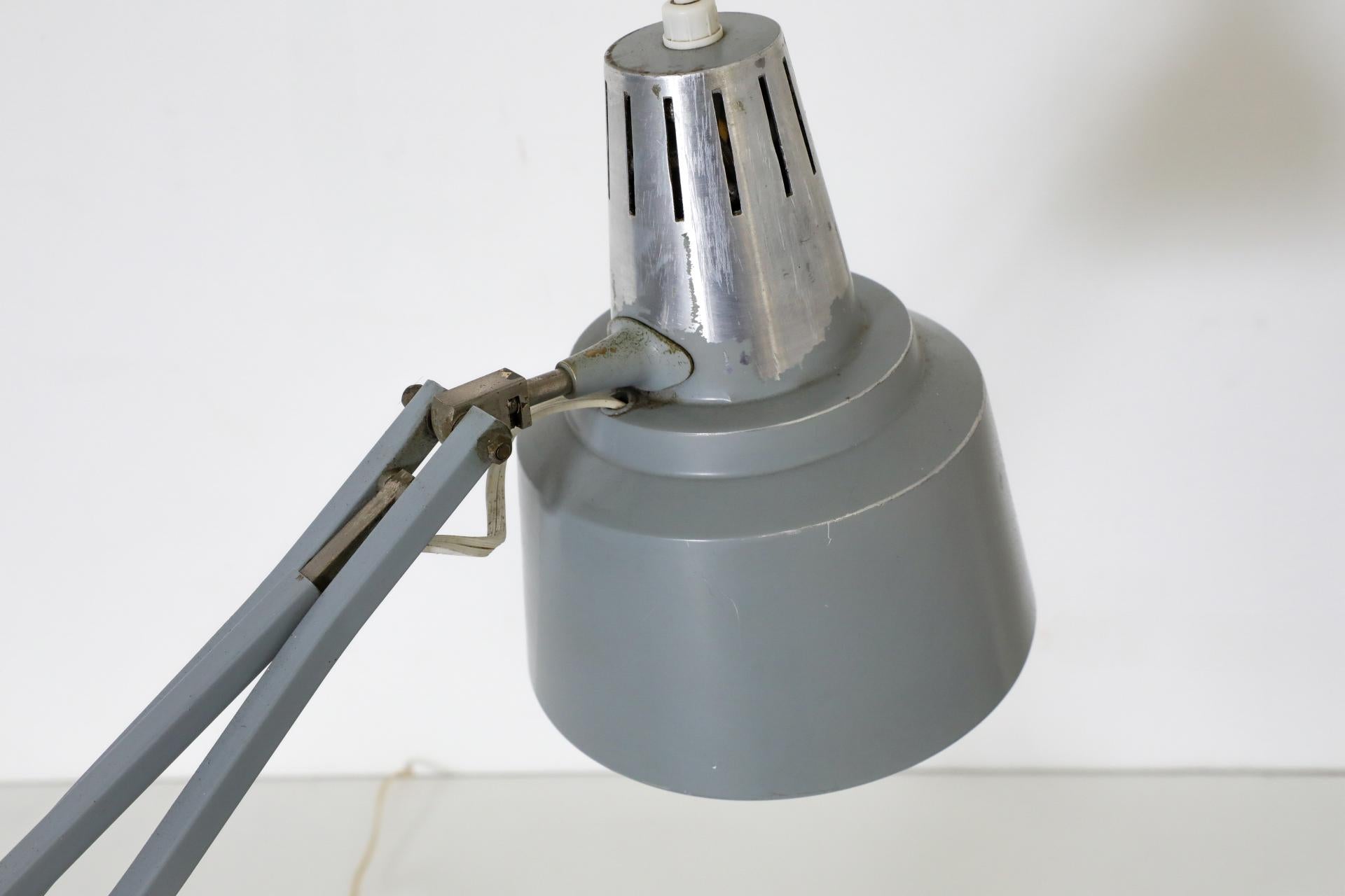 Lampe de fabrication italienne du milieu du siècle dernier, émaillée grise, Tecnolampada en vente 7