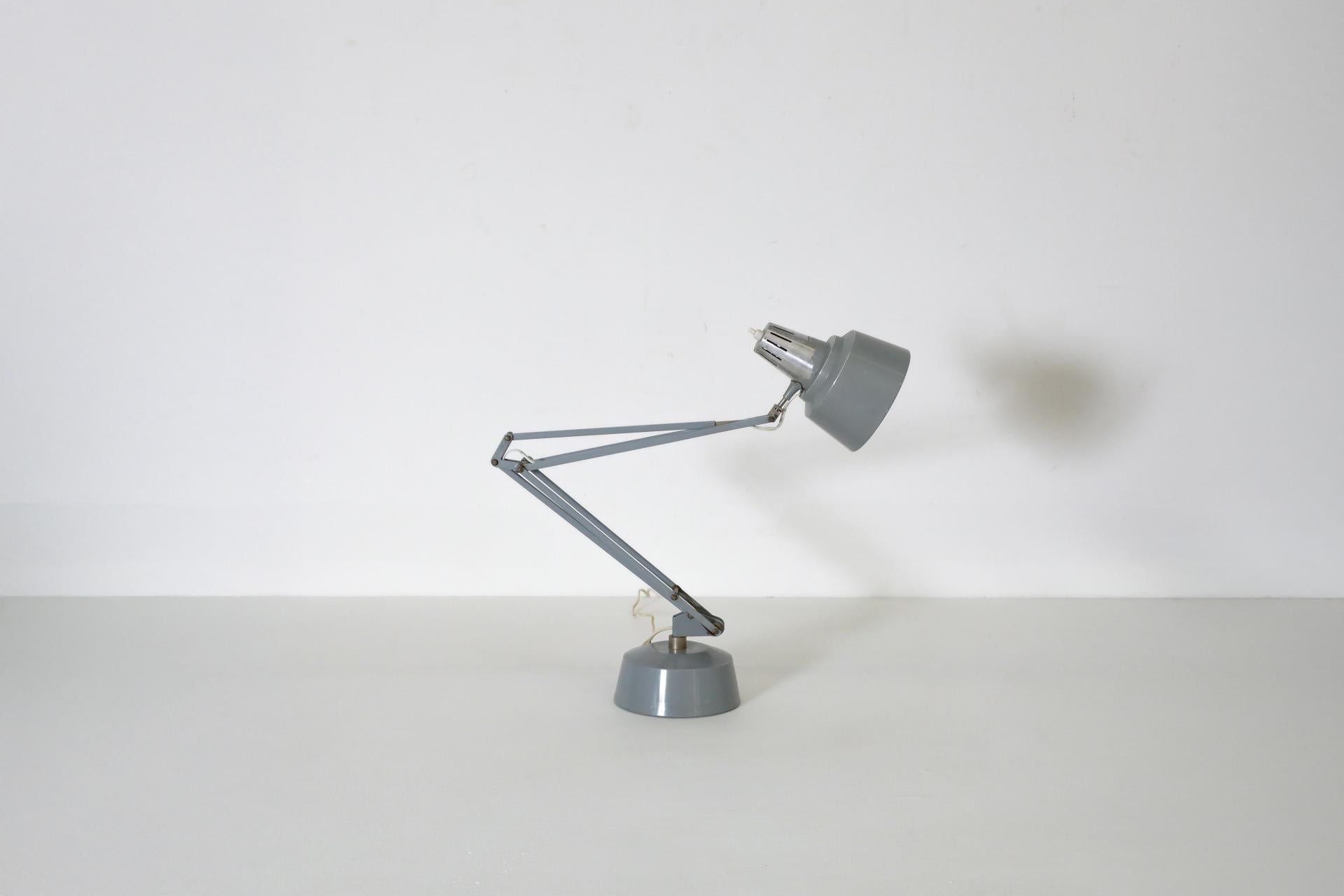 Lampe de table italienne de Tecnolampada avec étiquette originale du fabricant. Tête pivotante et inclinable sur tige réglable avec base lestée. En état d'origine avec une usure visible, y compris des bosses, des rayures et une perte d'émail.