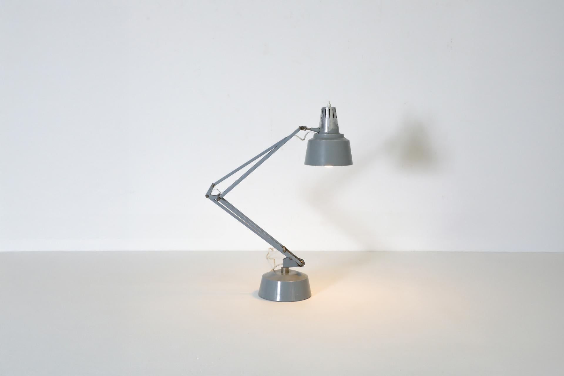Émaillé Lampe de fabrication italienne du milieu du siècle dernier, émaillée grise, Tecnolampada en vente