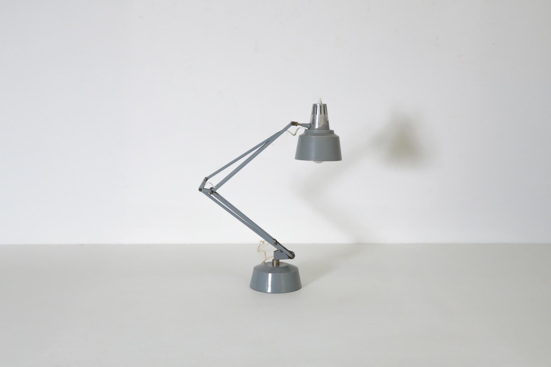 20ième siècle Lampe de fabrication italienne du milieu du siècle dernier, émaillée grise, Tecnolampada en vente