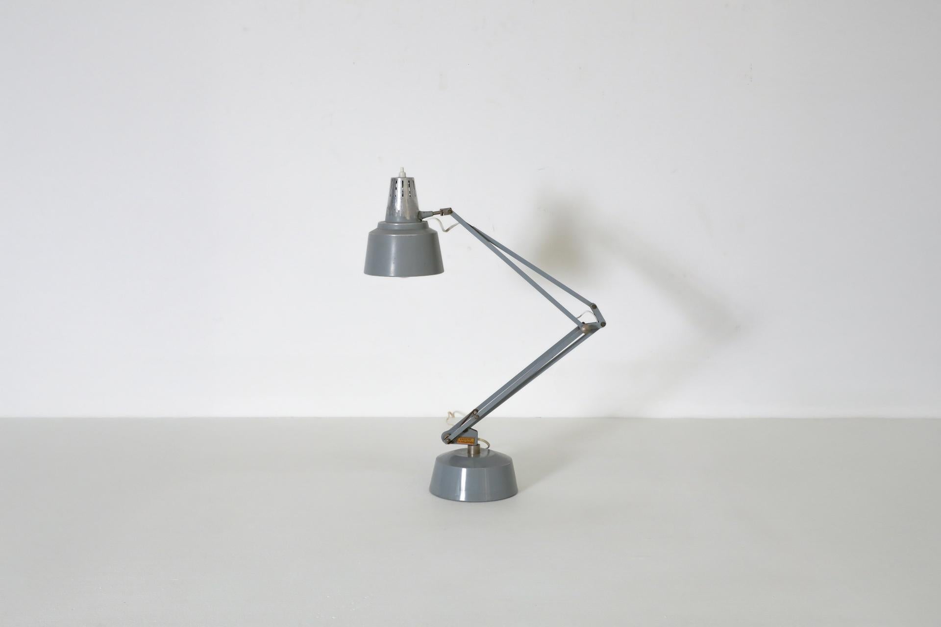 Métal Lampe de fabrication italienne du milieu du siècle dernier, émaillée grise, Tecnolampada en vente