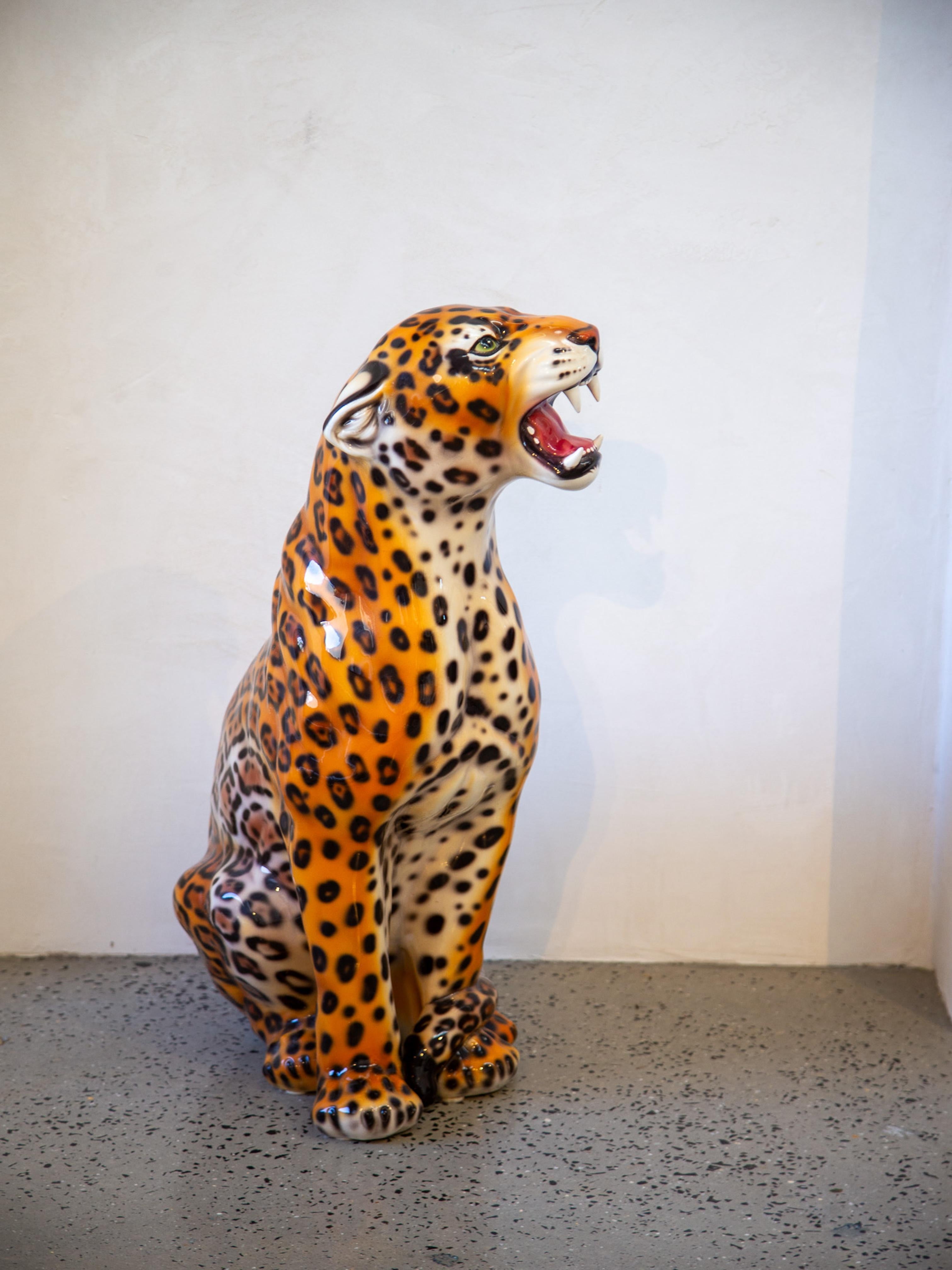 Statue de léopard en céramique italienne du milieu du siècle, peinte à la main en vente 3