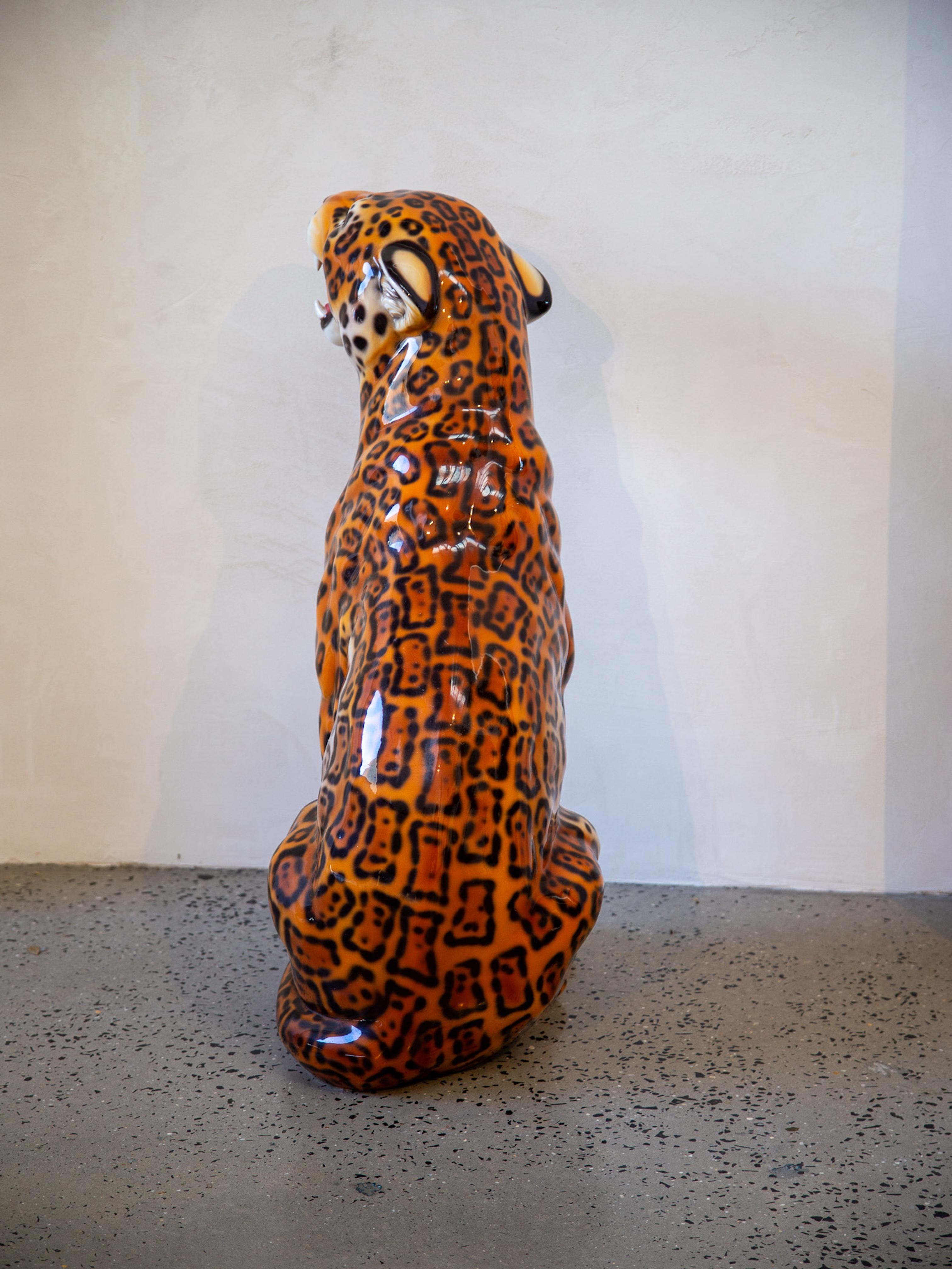 Mid-Century Modern Statue de léopard en céramique italienne du milieu du siècle, peinte à la main en vente