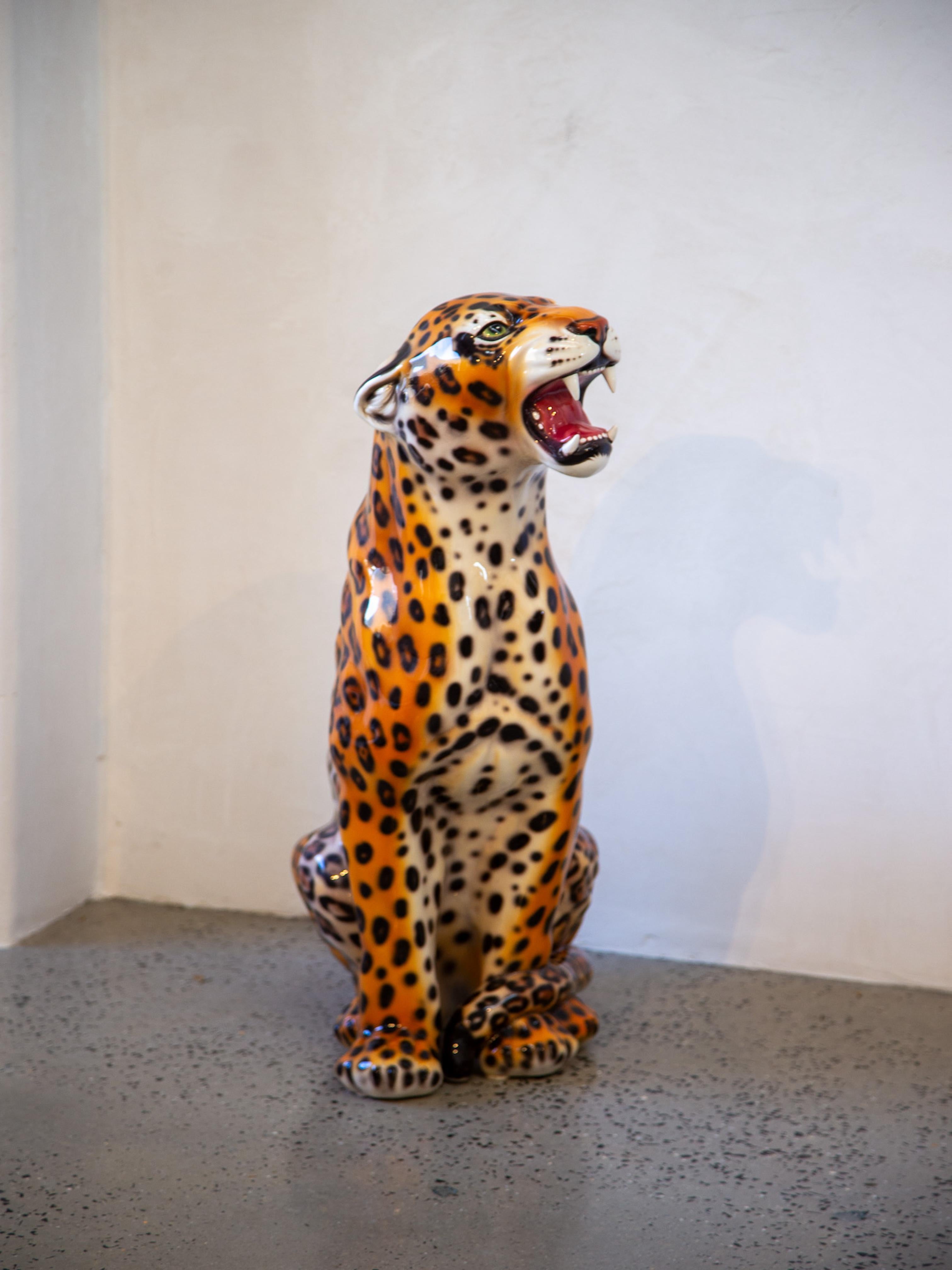 Fin du 20e siècle Statue de léopard en céramique italienne du milieu du siècle, peinte à la main en vente