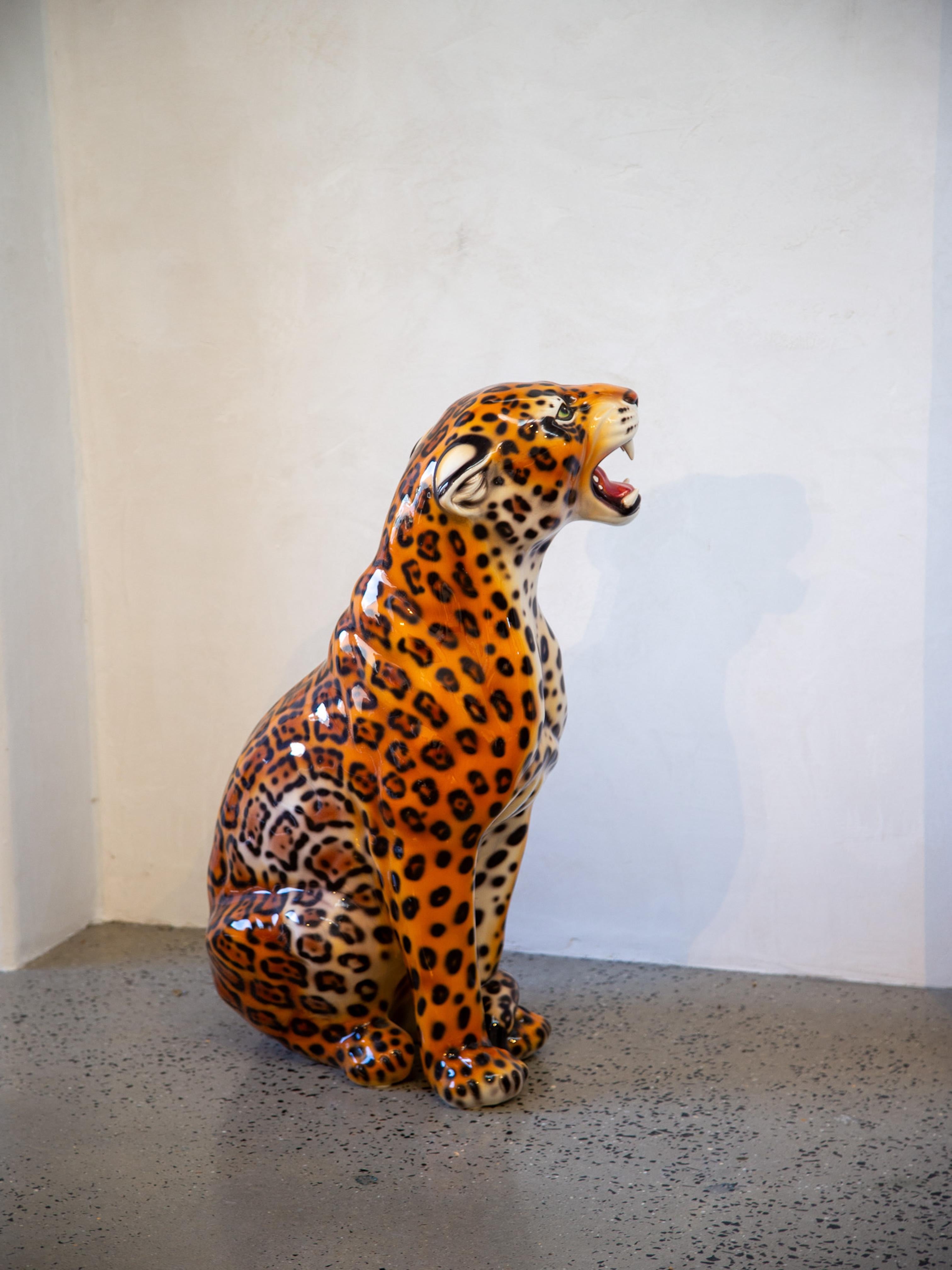 Céramique Statue de léopard en céramique italienne du milieu du siècle, peinte à la main en vente