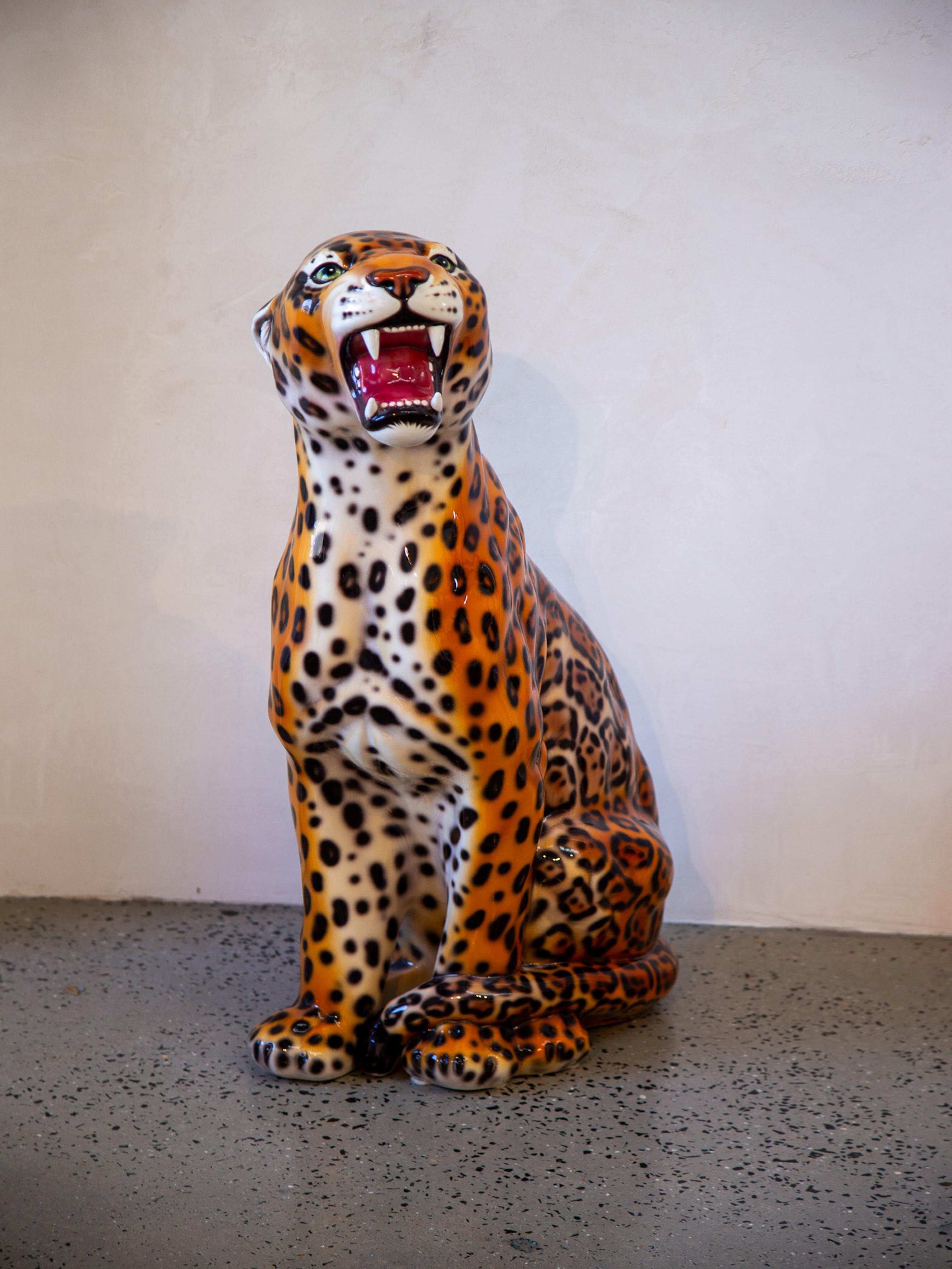 Statue de léopard en céramique italienne du milieu du siècle, peinte à la main en vente 2
