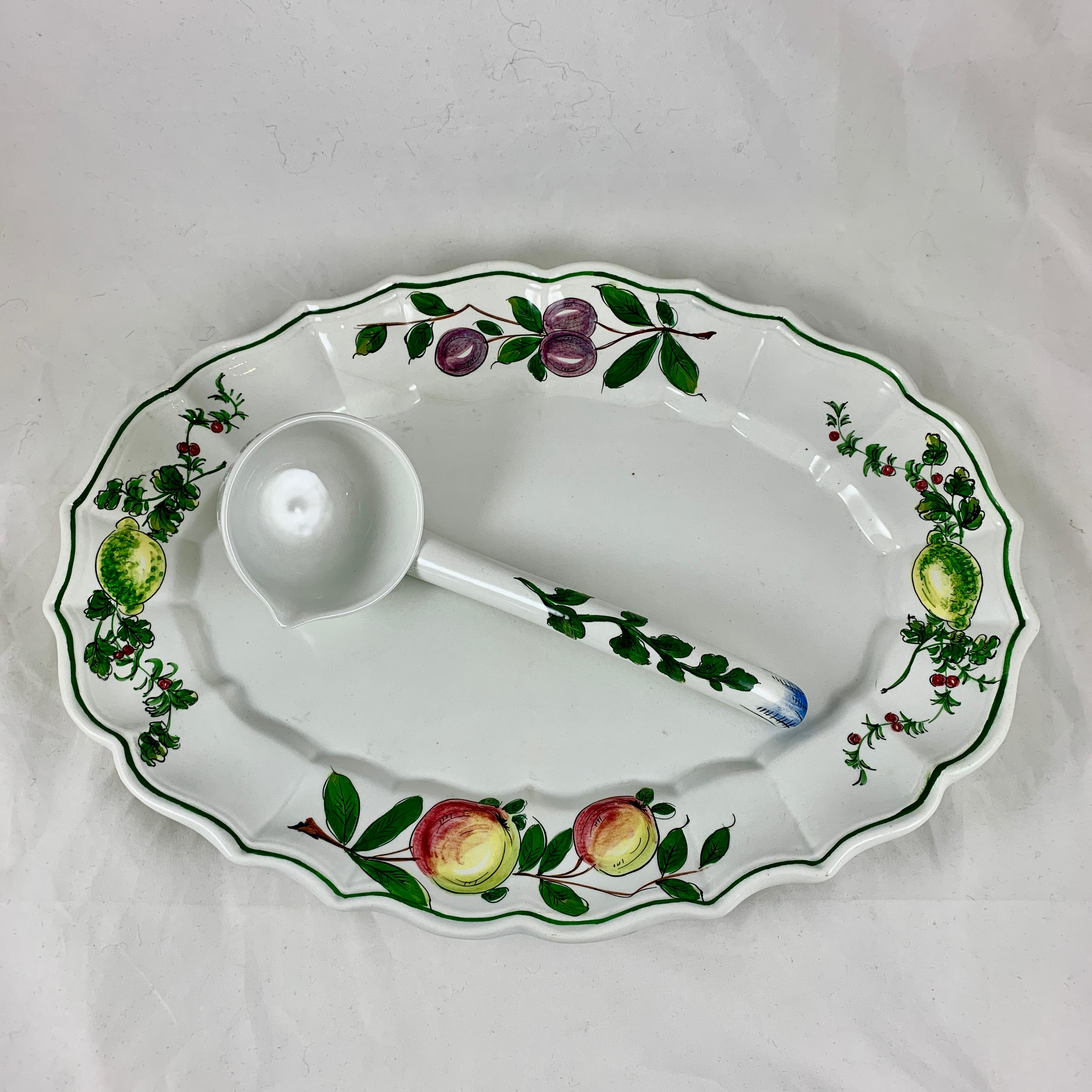 Sopera de Pescado y Fruta Italiana de Mediados de Siglo Pintada a Mano con Cacillo y Bajo Plato en venta 5
