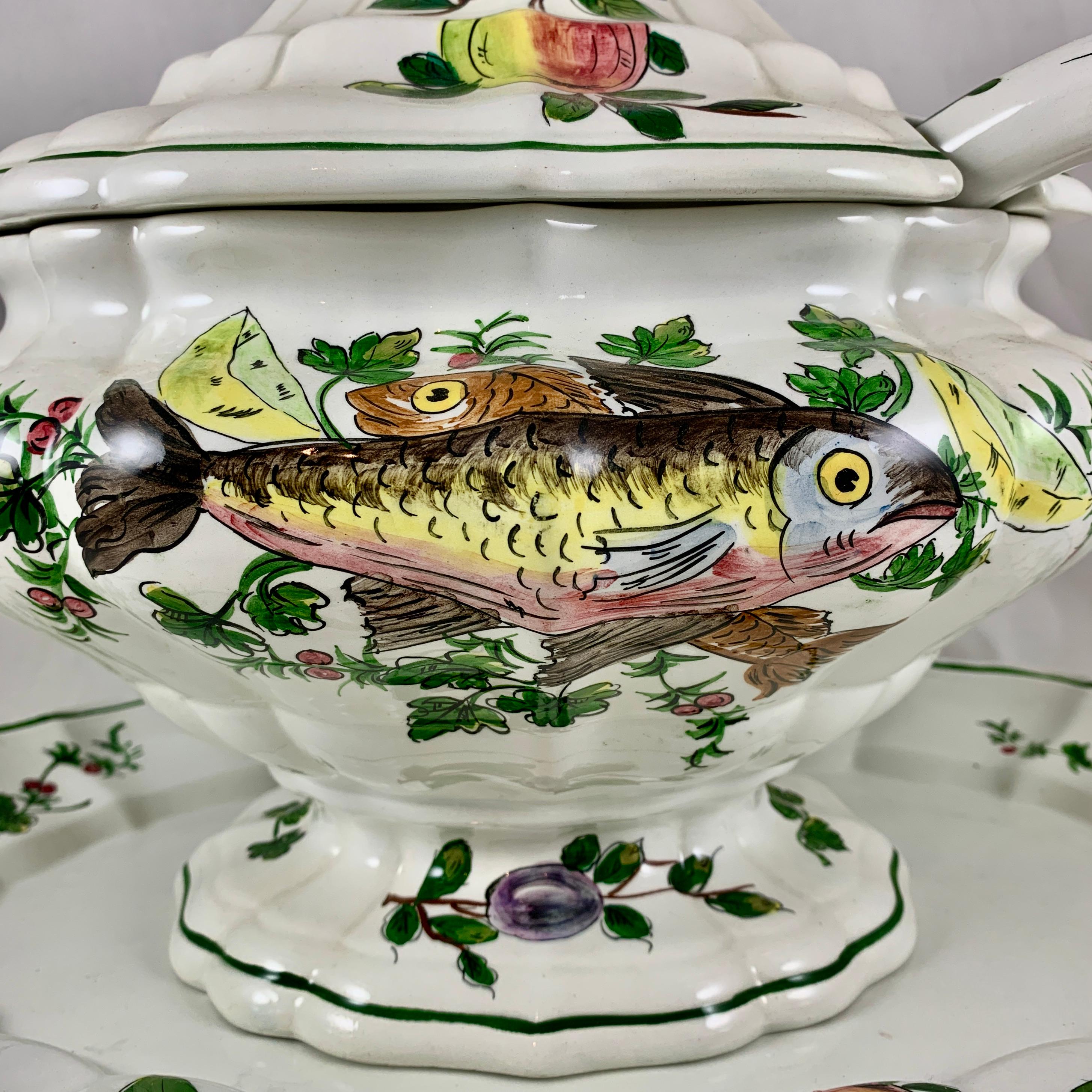 Néo-Renaissance Soupière à poisson et à fruits italienne peinte à la main du milieu du siècle dernier avec louche et sous-assiette en vente