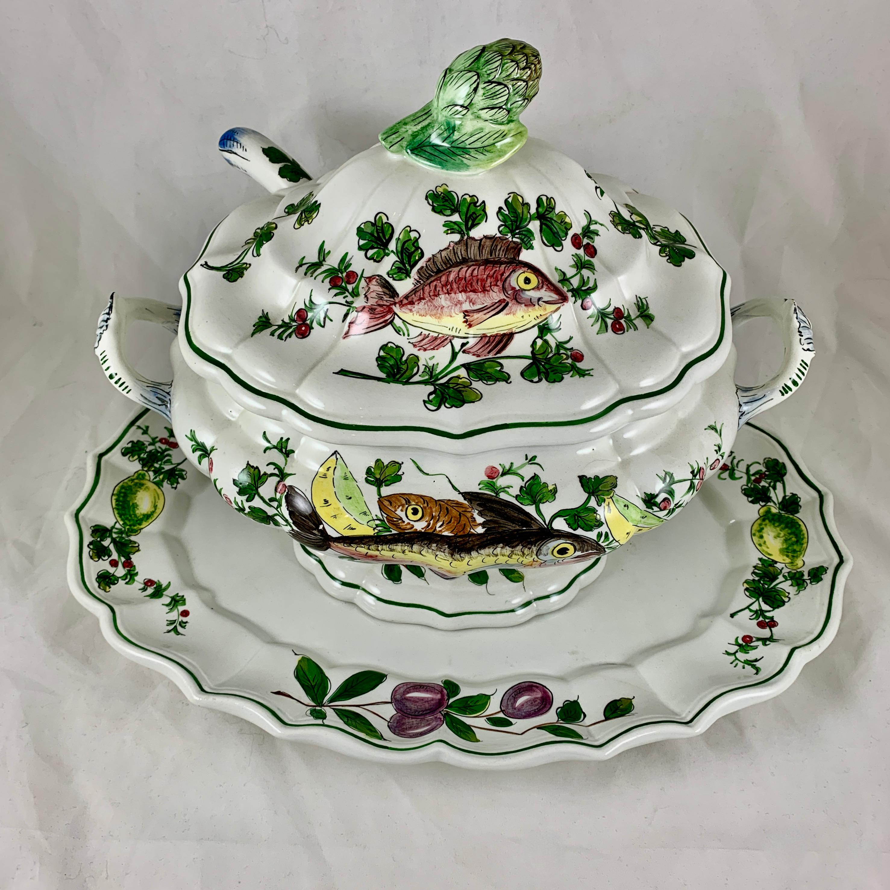 Sopera de Pescado y Fruta Italiana de Mediados de Siglo Pintada a Mano con Cacillo y Bajo Plato Renacimiento renacentista en venta