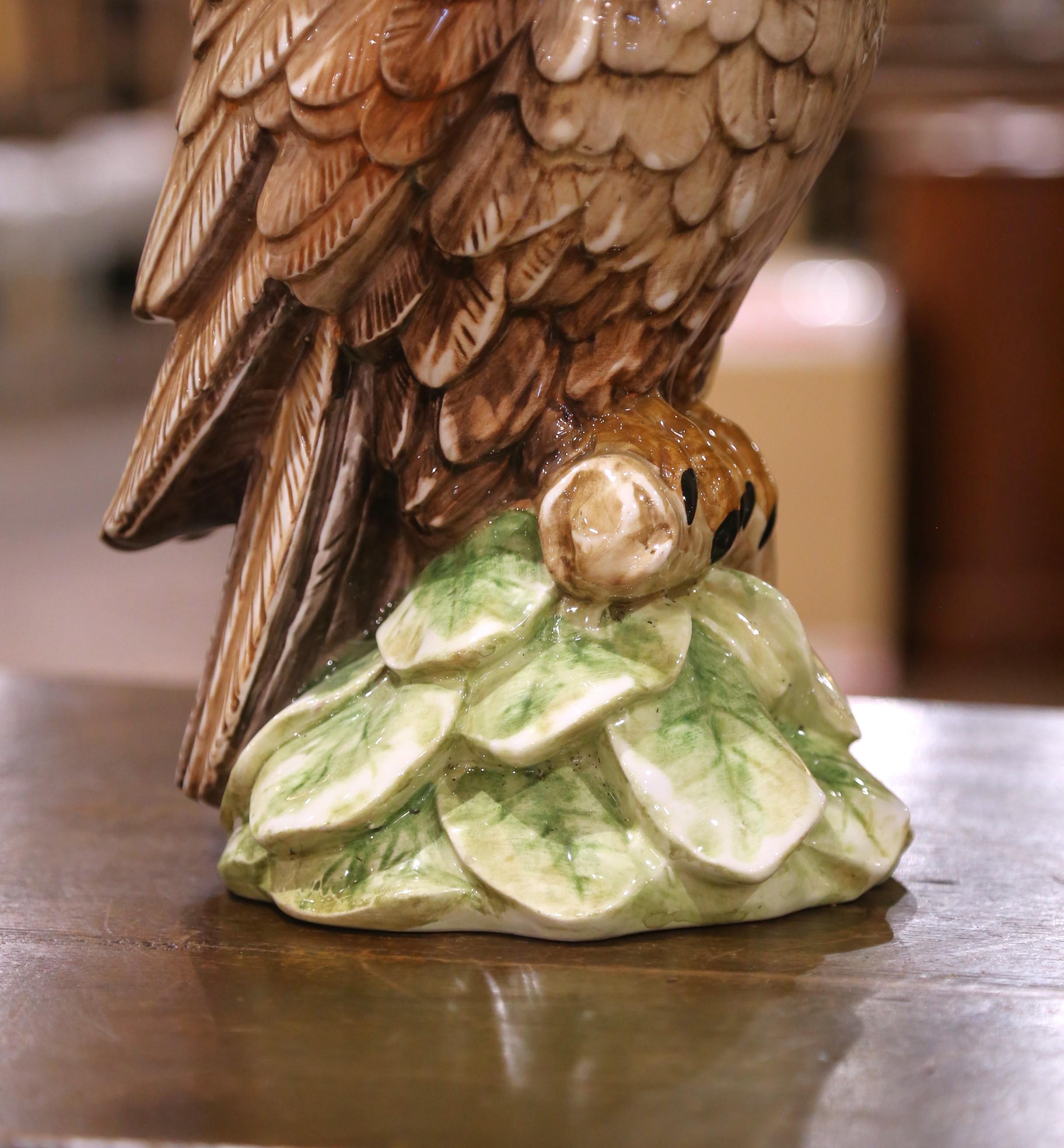 Intagliato a mano Scultura di gufo in ceramica smaltata dipinta a mano della metà del secolo scorso con base di fogliame in vendita