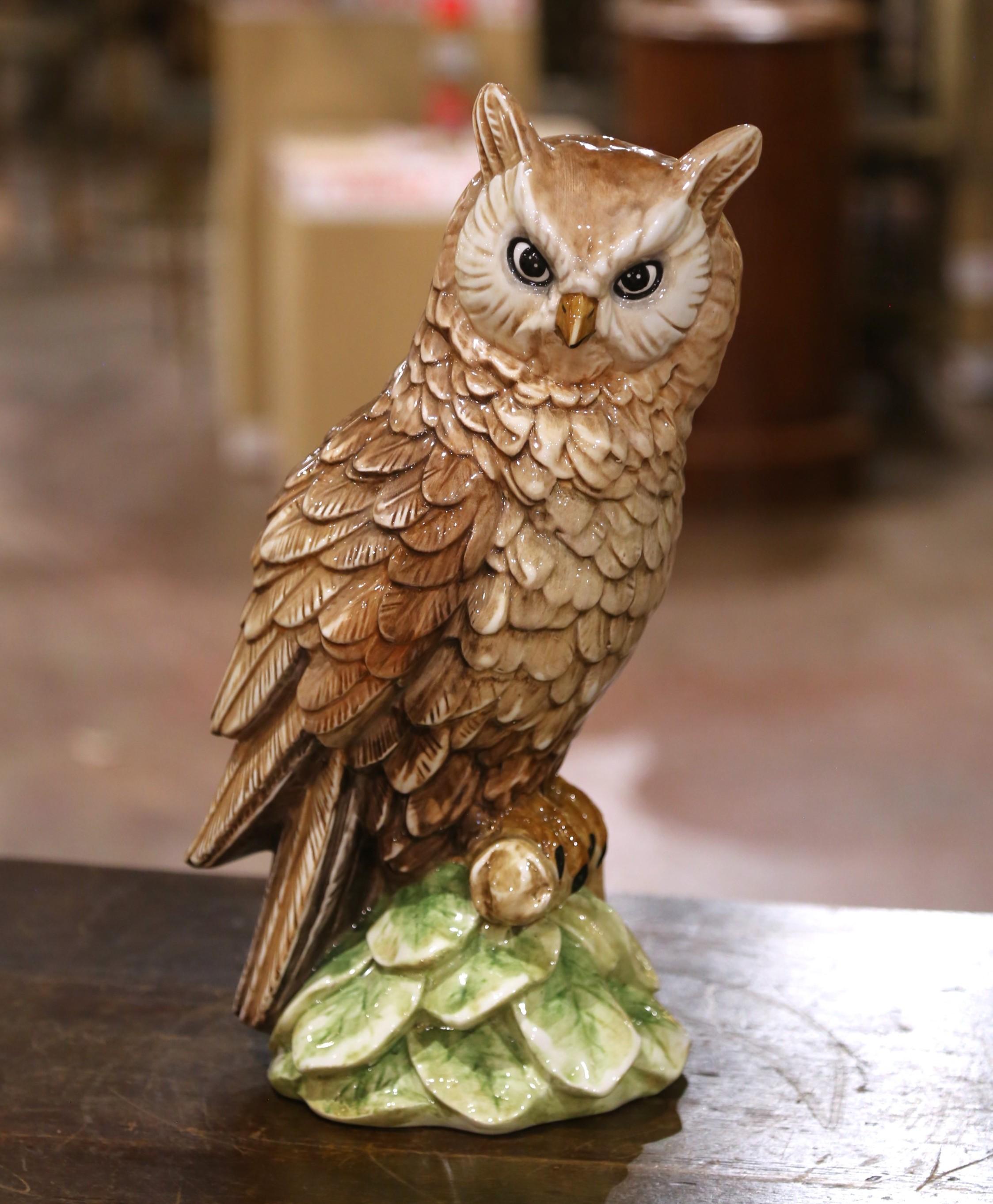 Scultura di gufo in ceramica smaltata dipinta a mano della metà del secolo scorso con base di fogliame In condizioni ottime in vendita a Dallas, TX