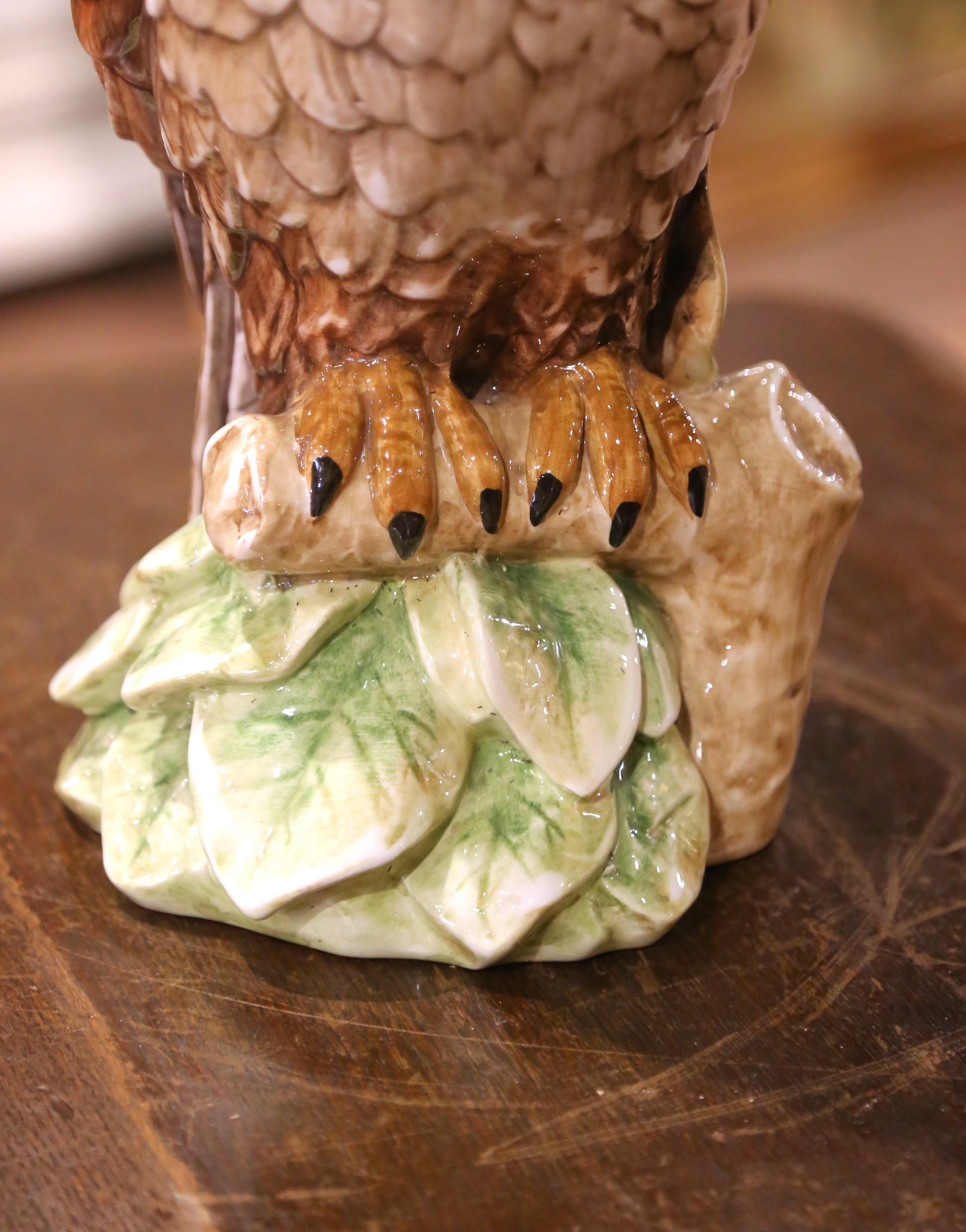 XX secolo Scultura di gufo in ceramica smaltata dipinta a mano della metà del secolo scorso con base di fogliame in vendita