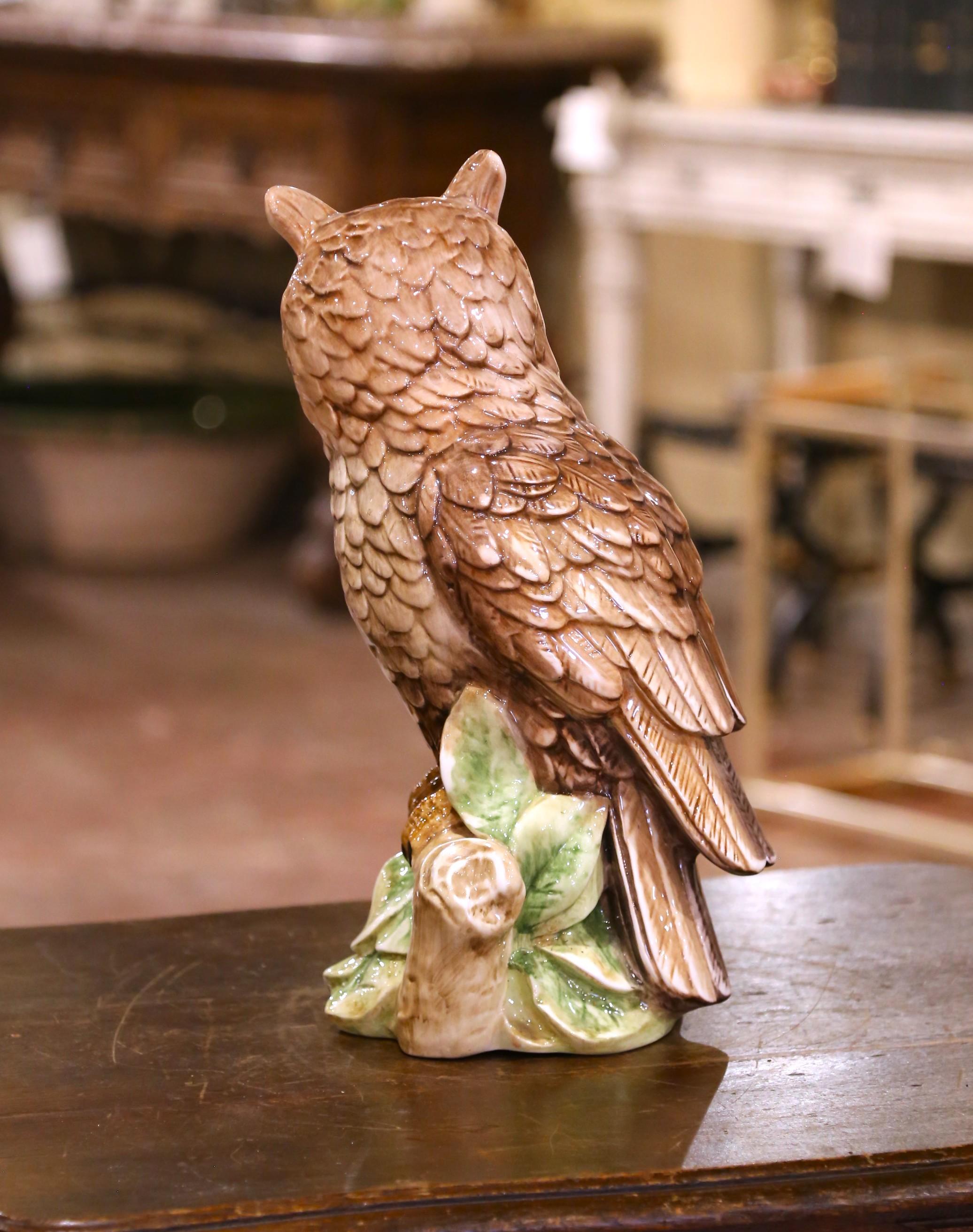 Ceramica Scultura di gufo in ceramica smaltata dipinta a mano della metà del secolo scorso con base di fogliame in vendita