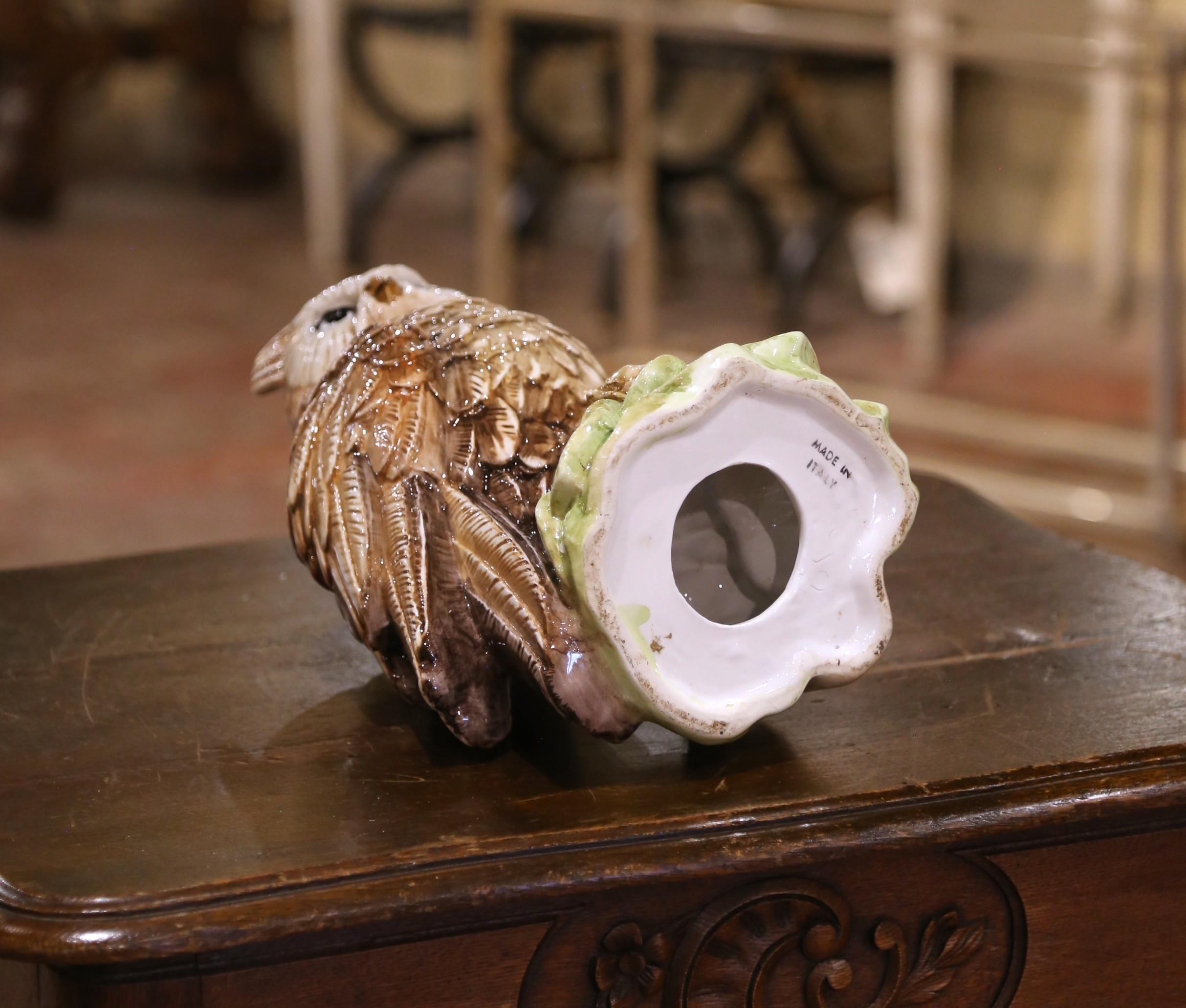 Scultura di gufo in ceramica smaltata dipinta a mano della metà del secolo scorso con base di fogliame in vendita 1