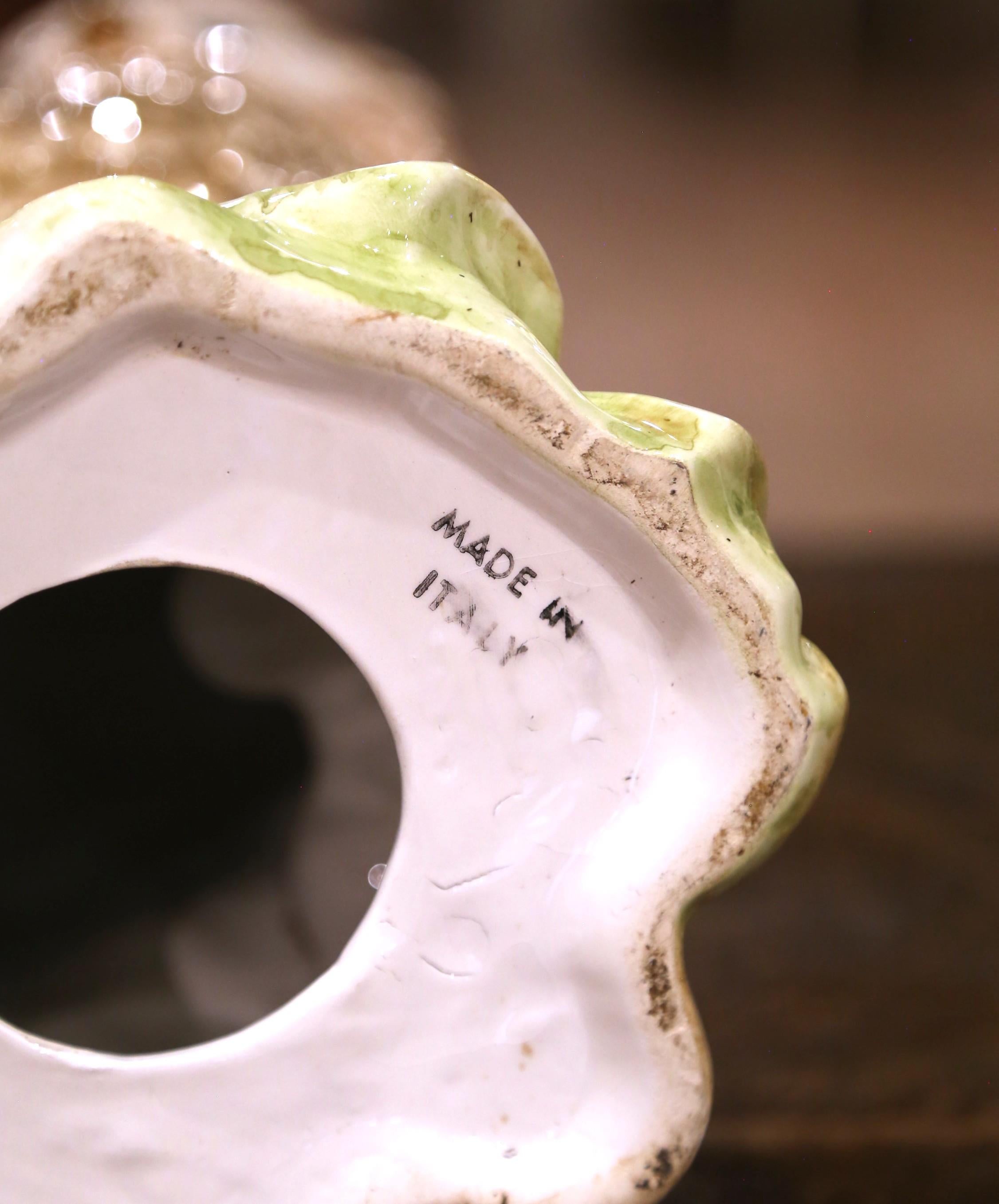 Scultura di gufo in ceramica smaltata dipinta a mano della metà del secolo scorso con base di fogliame in vendita 2