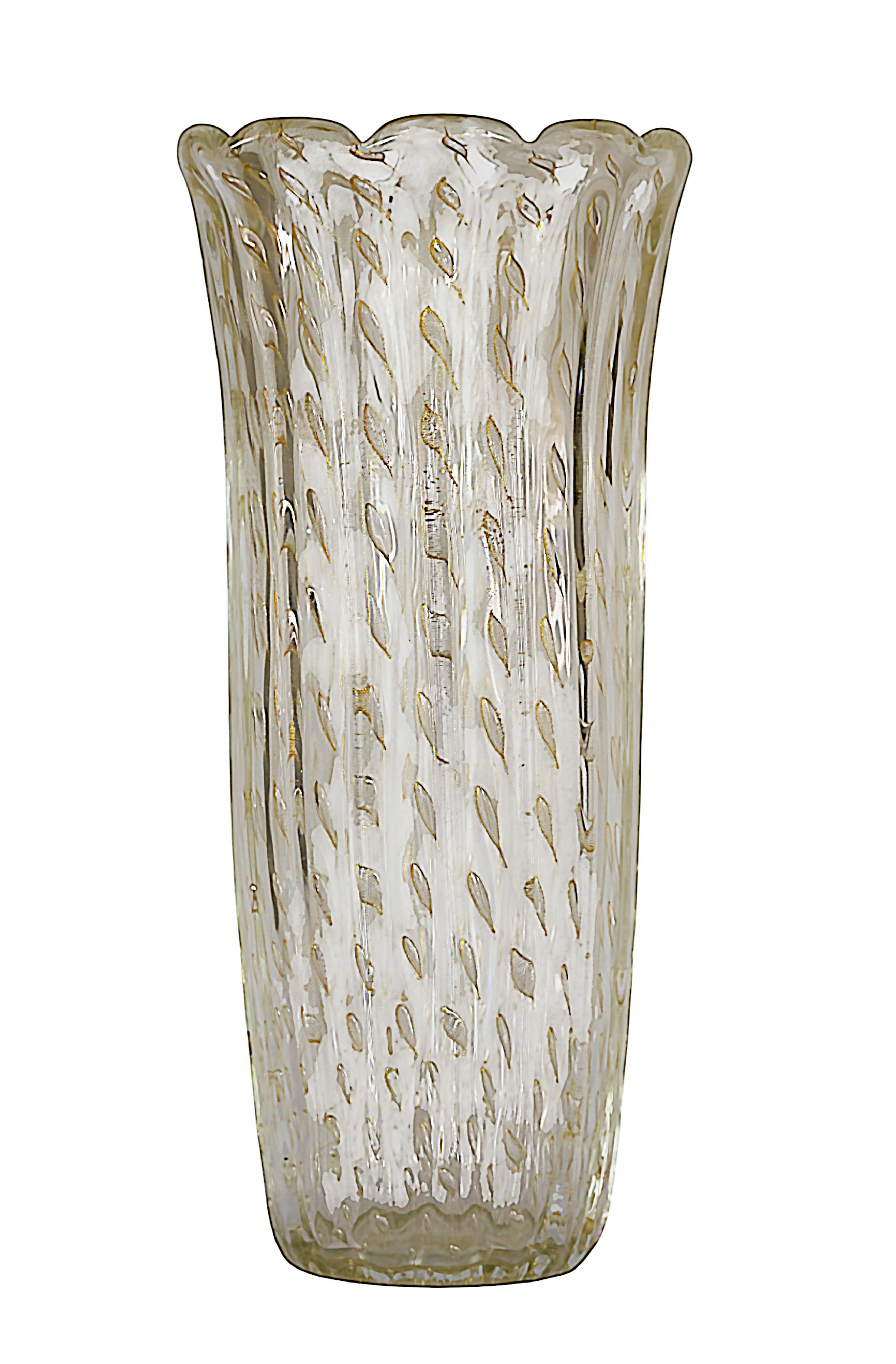 Jarrón italiano de cristal de Murano, hecho a mano, de color entre transparente y amarillo, con burbujas de aire en el interior del cristal. Decorado con rayas verticales e incrustaciones de polvo de oro.
Marcado/grabado en la parte inferior.
Muy