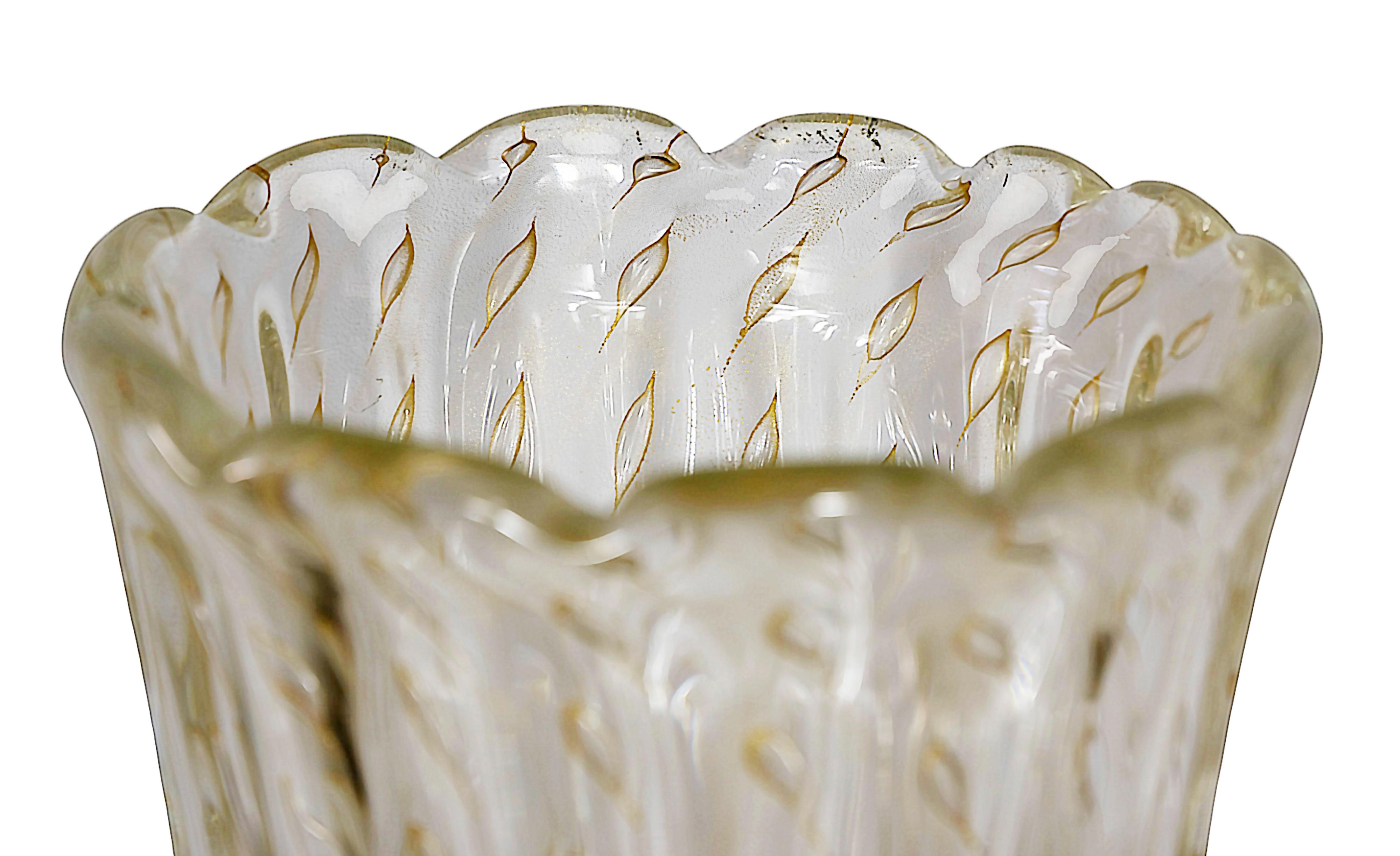 Jarrón italiano de mediados de siglo de cristal de Murano hecho a mano Hecho a mano en venta