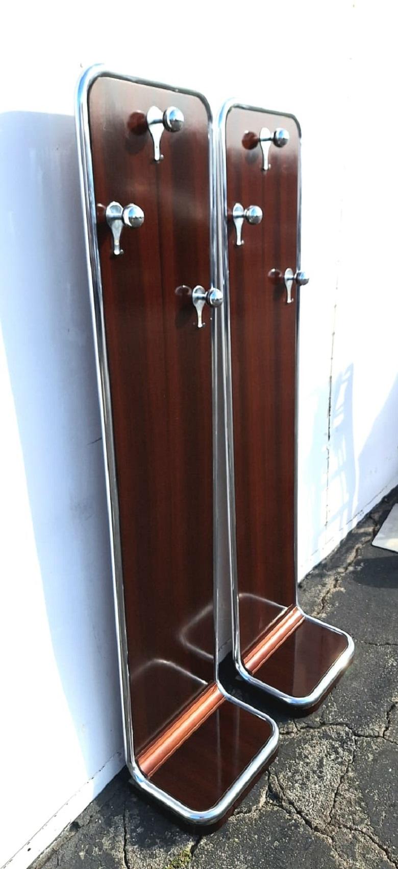 Italiano Coppia di appendiabiti e cappelli italiani della metà del secolo scorso in vendita