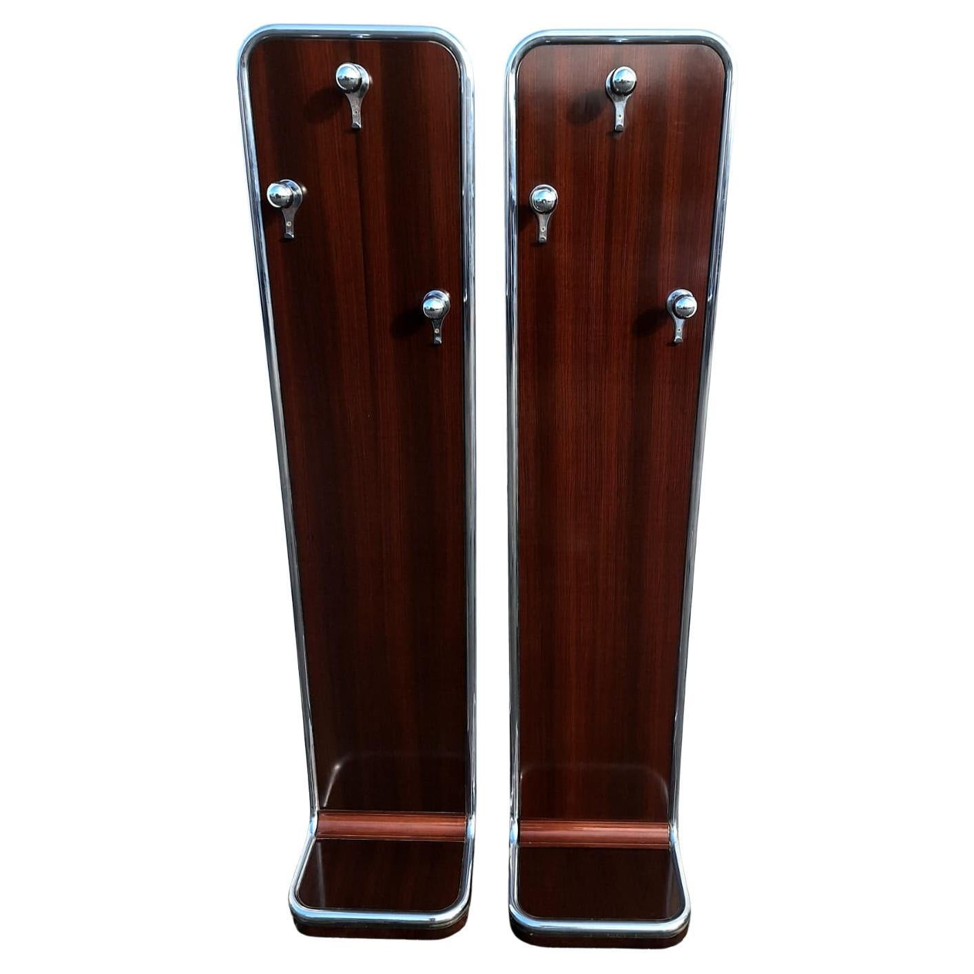 Coppia di appendiabiti e cappelli italiani della metà del secolo scorso in vendita