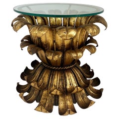 Mesa auxiliar italiana de mediados de siglo Hollywood Regency dorada con tapa de cristal