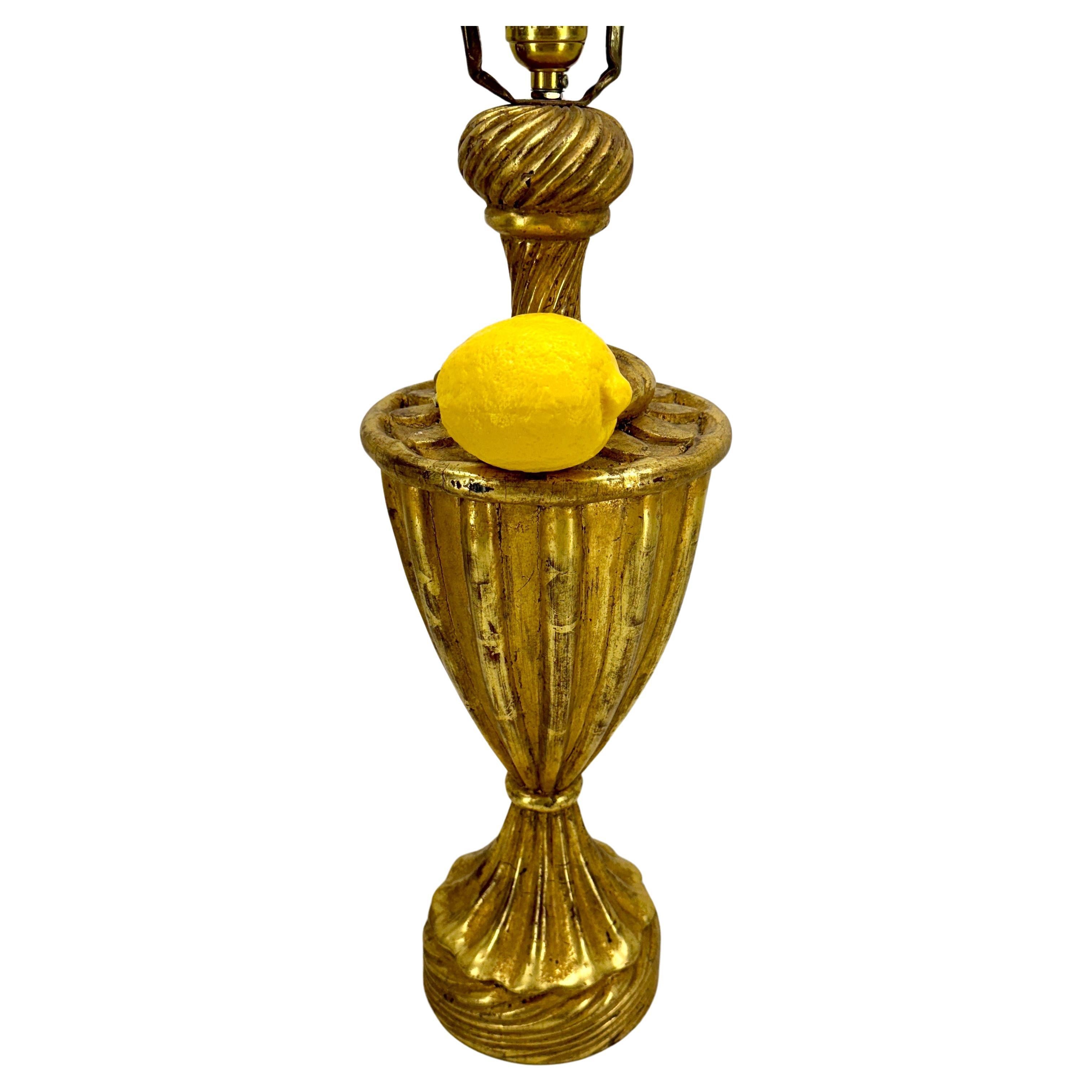 Lámpara de mesa dorada estilo Hollywood Regency italiano de mediados de siglo Regencia de Hollywood en venta