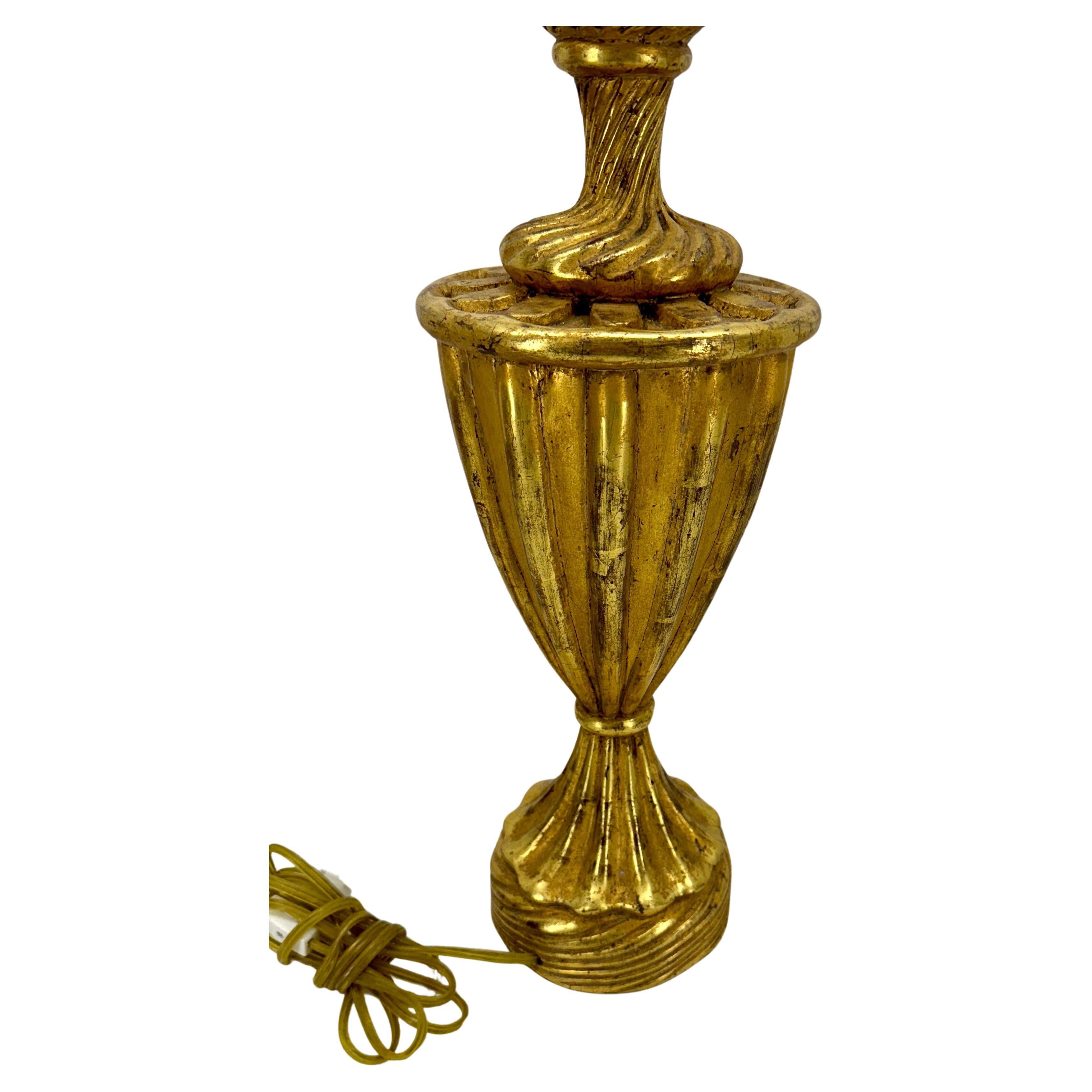 Lámpara de mesa dorada estilo Hollywood Regency italiano de mediados de siglo Italiano en venta