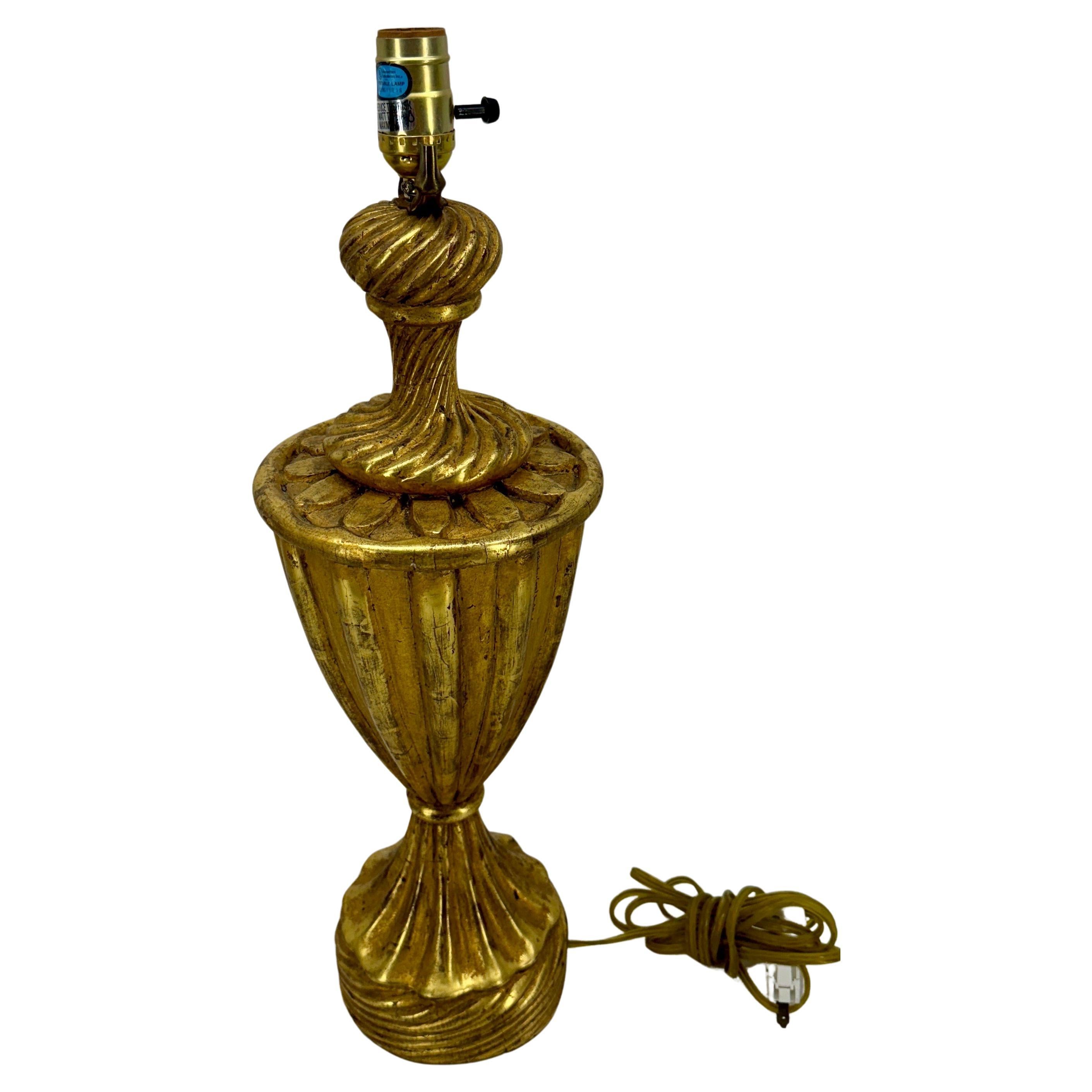 Lámpara de mesa dorada estilo Hollywood Regency italiano de mediados de siglo Dorado en venta