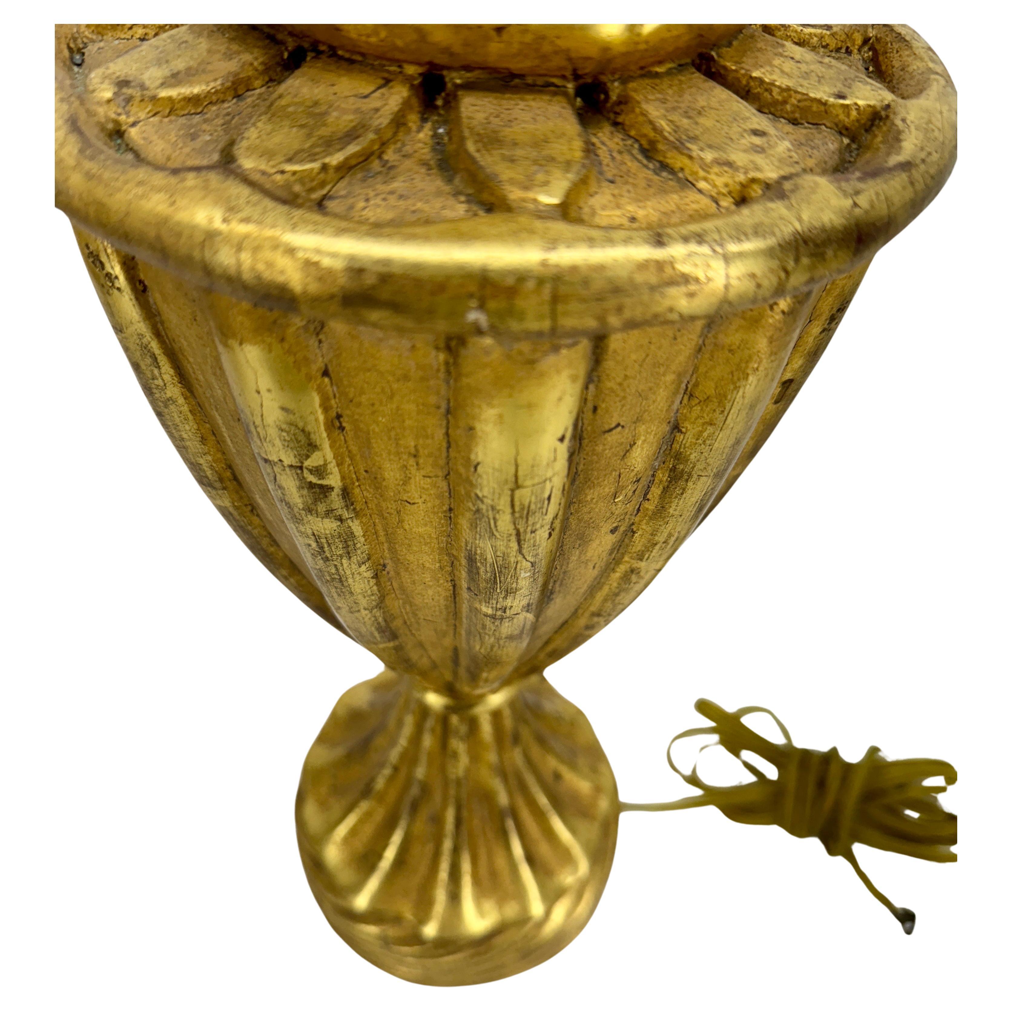 Lámpara de mesa dorada estilo Hollywood Regency italiano de mediados de siglo siglo XX en venta