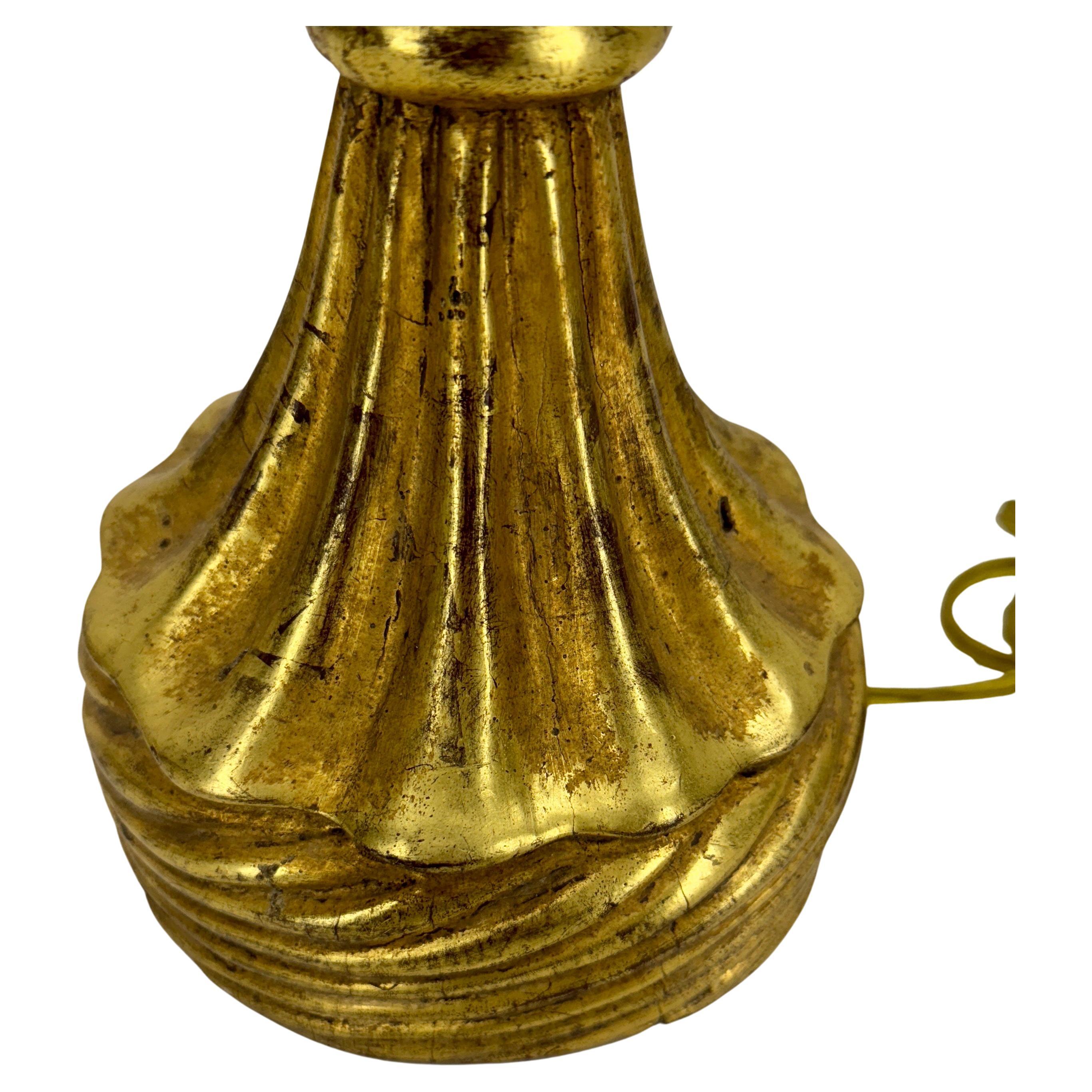 Lámpara de mesa dorada estilo Hollywood Regency italiano de mediados de siglo Madera dorada en venta