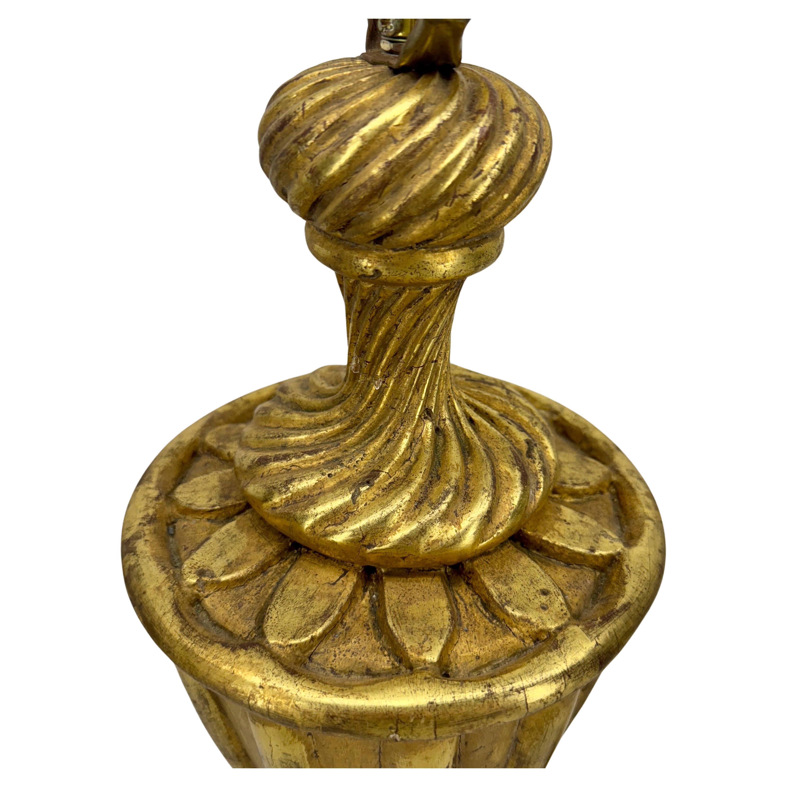 Lámpara de mesa dorada estilo Hollywood Regency italiano de mediados de siglo en venta 1