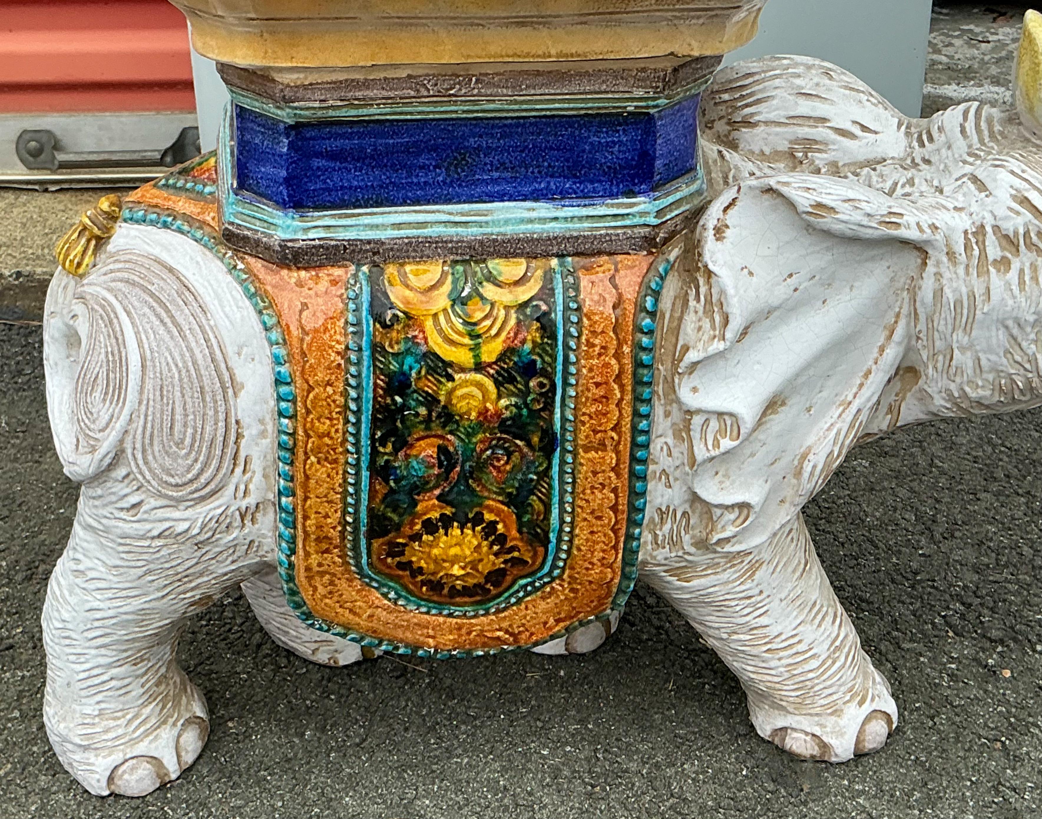 Italienischer Hollywood-Regency-Beistelltisch mit Elefanten-Gartensitz aus Terrakotta aus der Mitte des Jahrhunderts im Zustand „Gut“ im Angebot in Kennesaw, GA