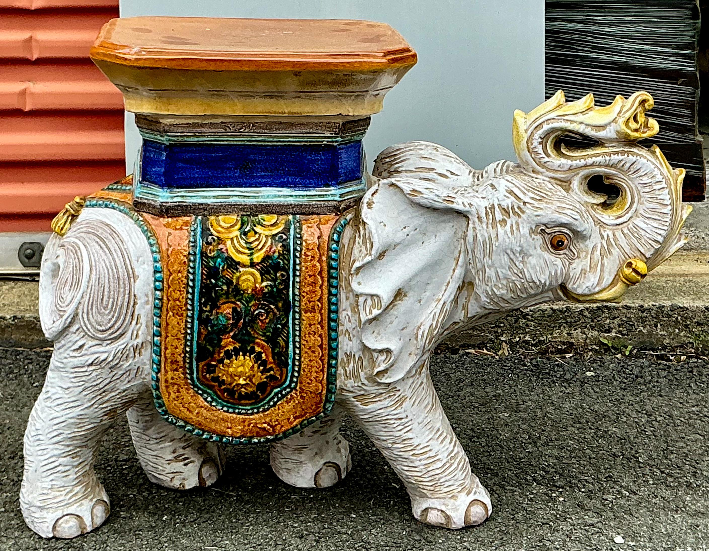 Italienischer Hollywood-Regency-Beistelltisch mit Elefanten-Gartensitz aus Terrakotta aus der Mitte des Jahrhunderts im Angebot 1