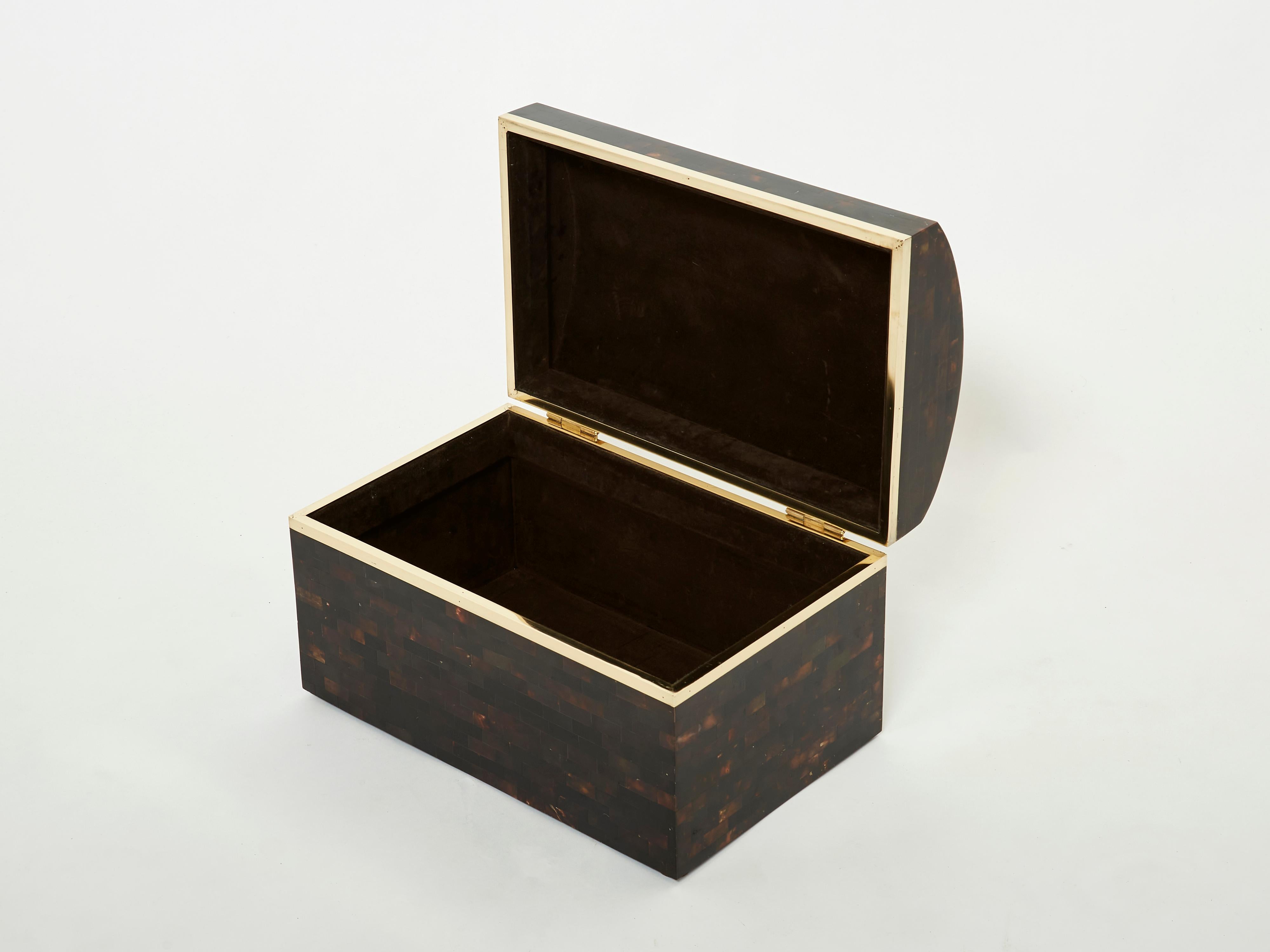 Beautiful midcentury decorative trunk box made in Italy in the 1960s. This large jewellery or make-up box is covered in Horn tessellated pieces, with brass frame and and large brass hinges. The mix of brass and Horn is really beautiful. The inside
