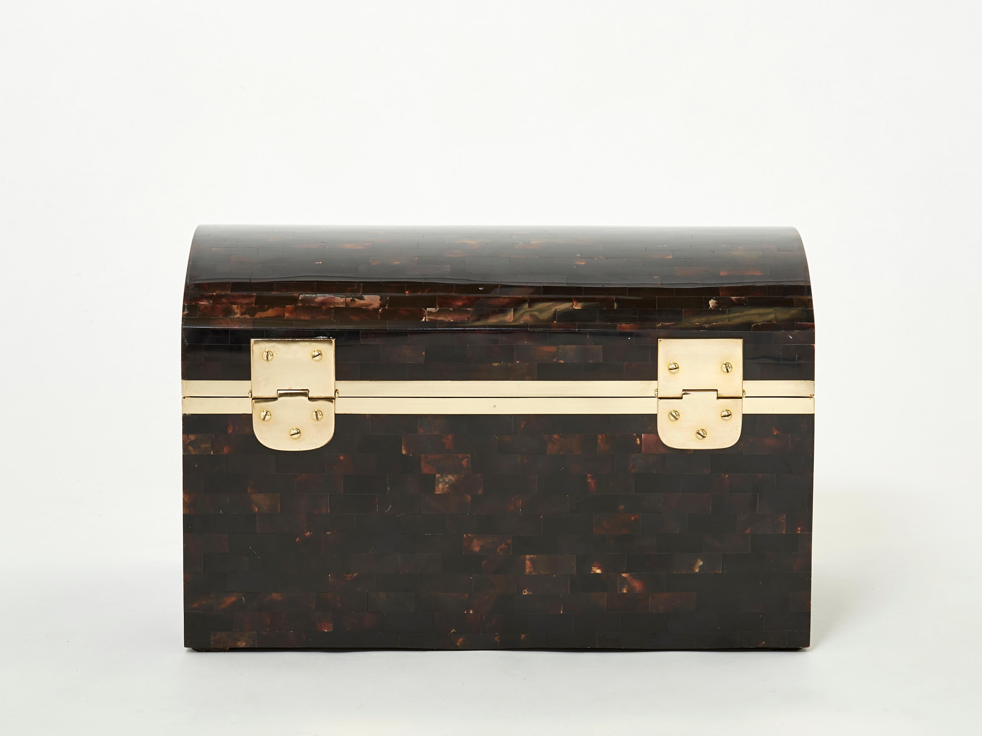 Baúl de latón con marquetería de cuerno italiano de mediados de siglo, 1960 Italiano en venta
